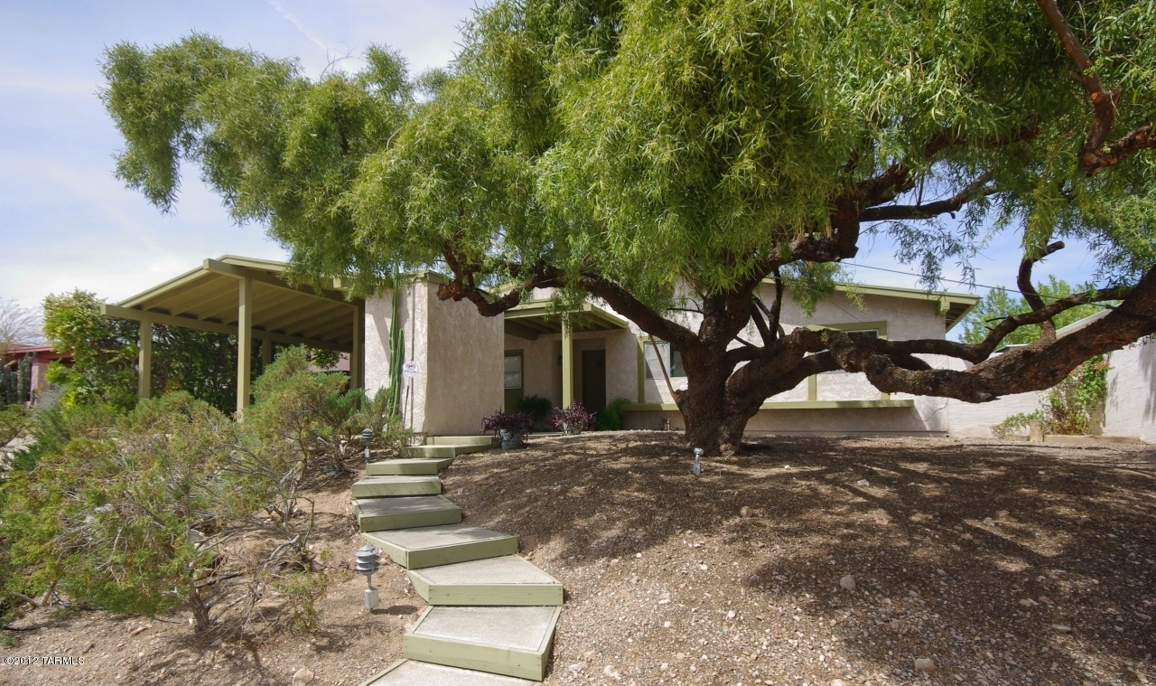 2800 W Desert Crest Drive