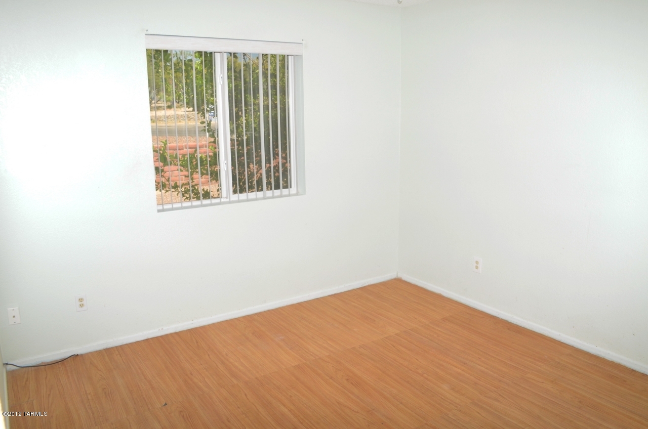 1661 W Cascabella Drive