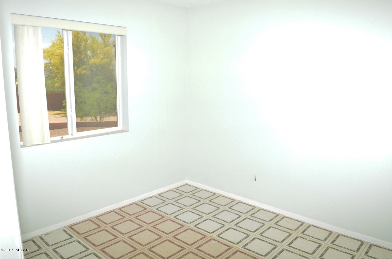 1661 W Cascabella Drive