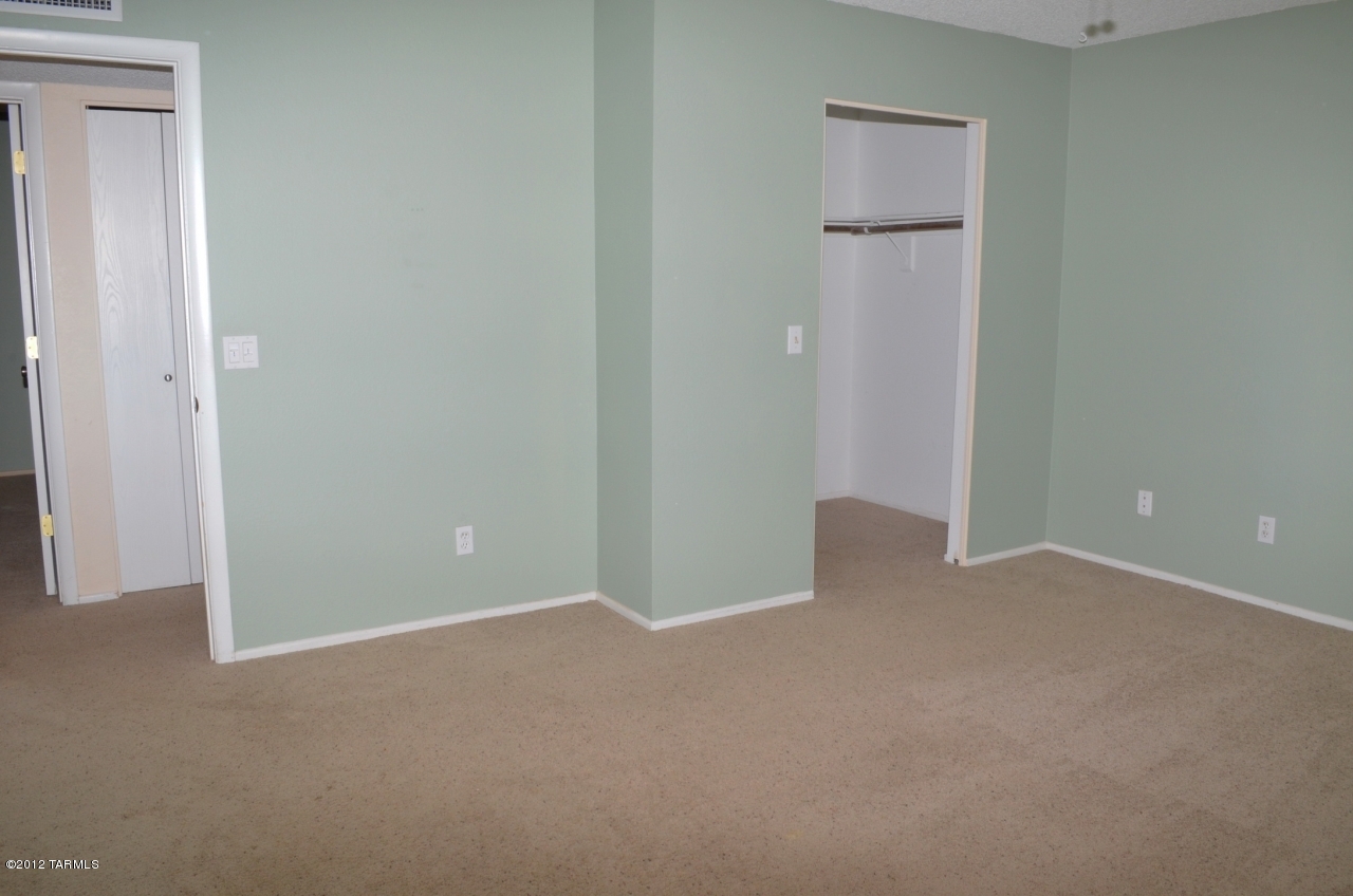 1661 W Cascabella Drive