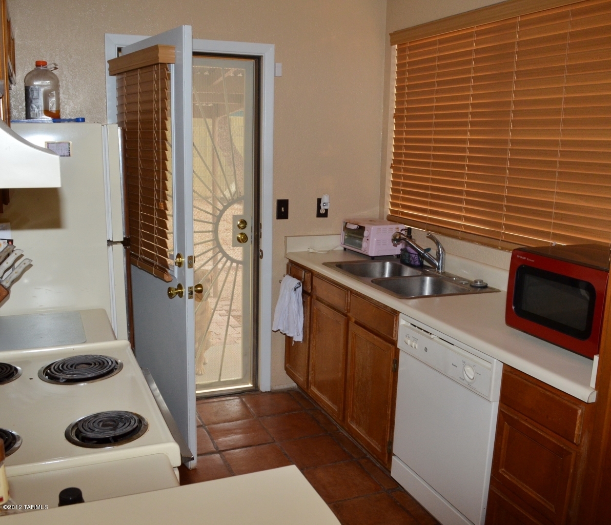 3074 W Camino Fresco