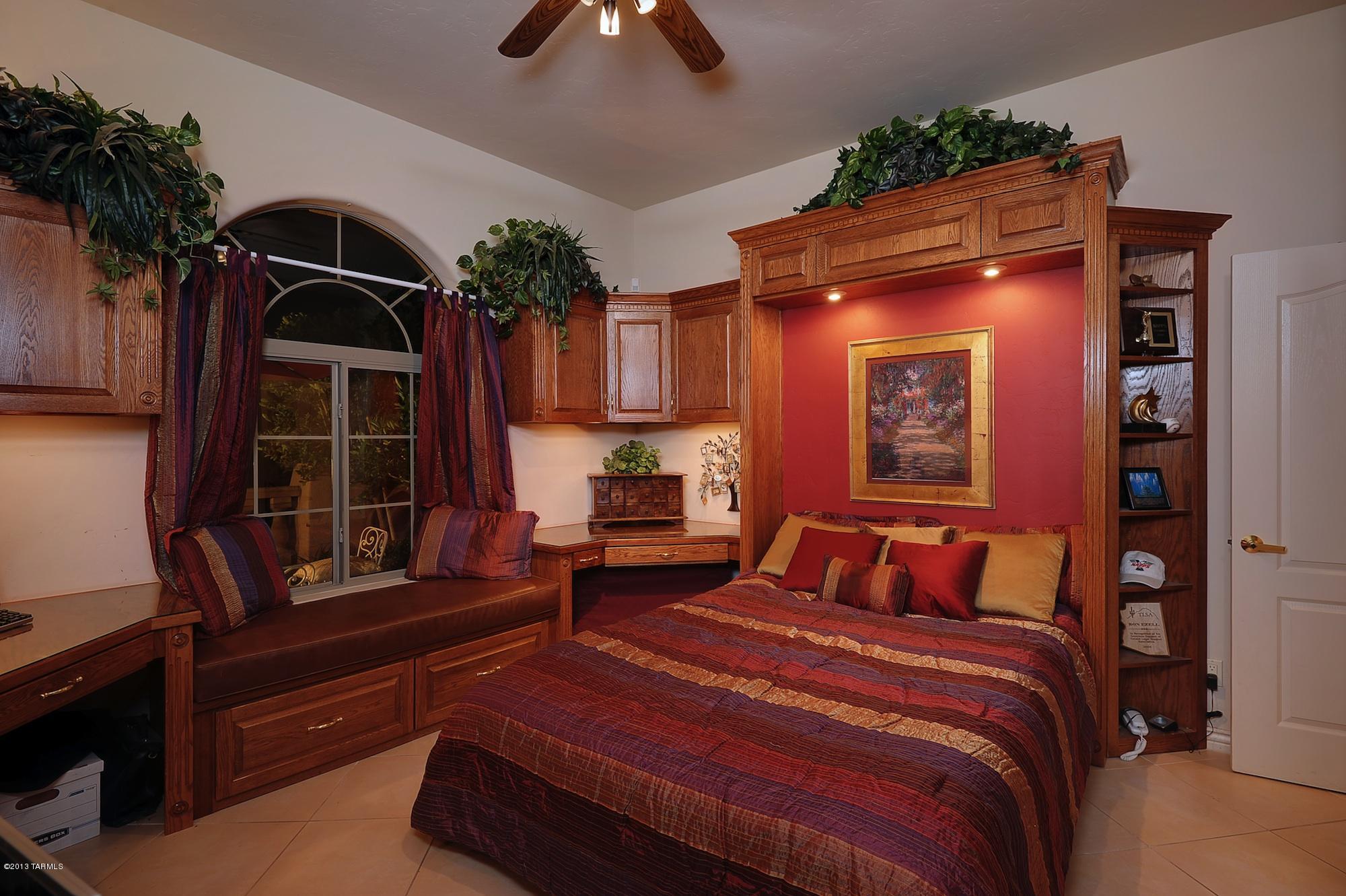 921 N Circulo Zagala