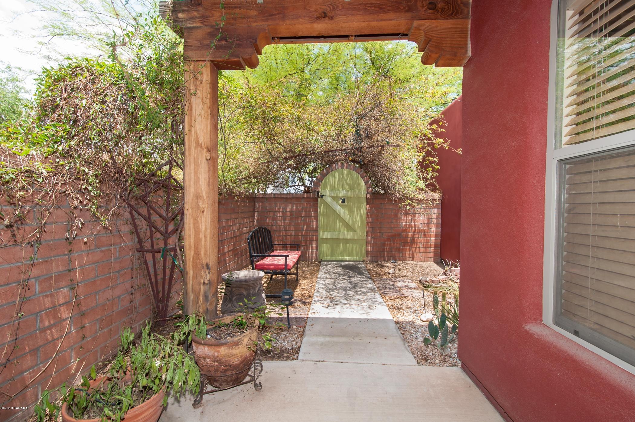 3846 N Vines End Place