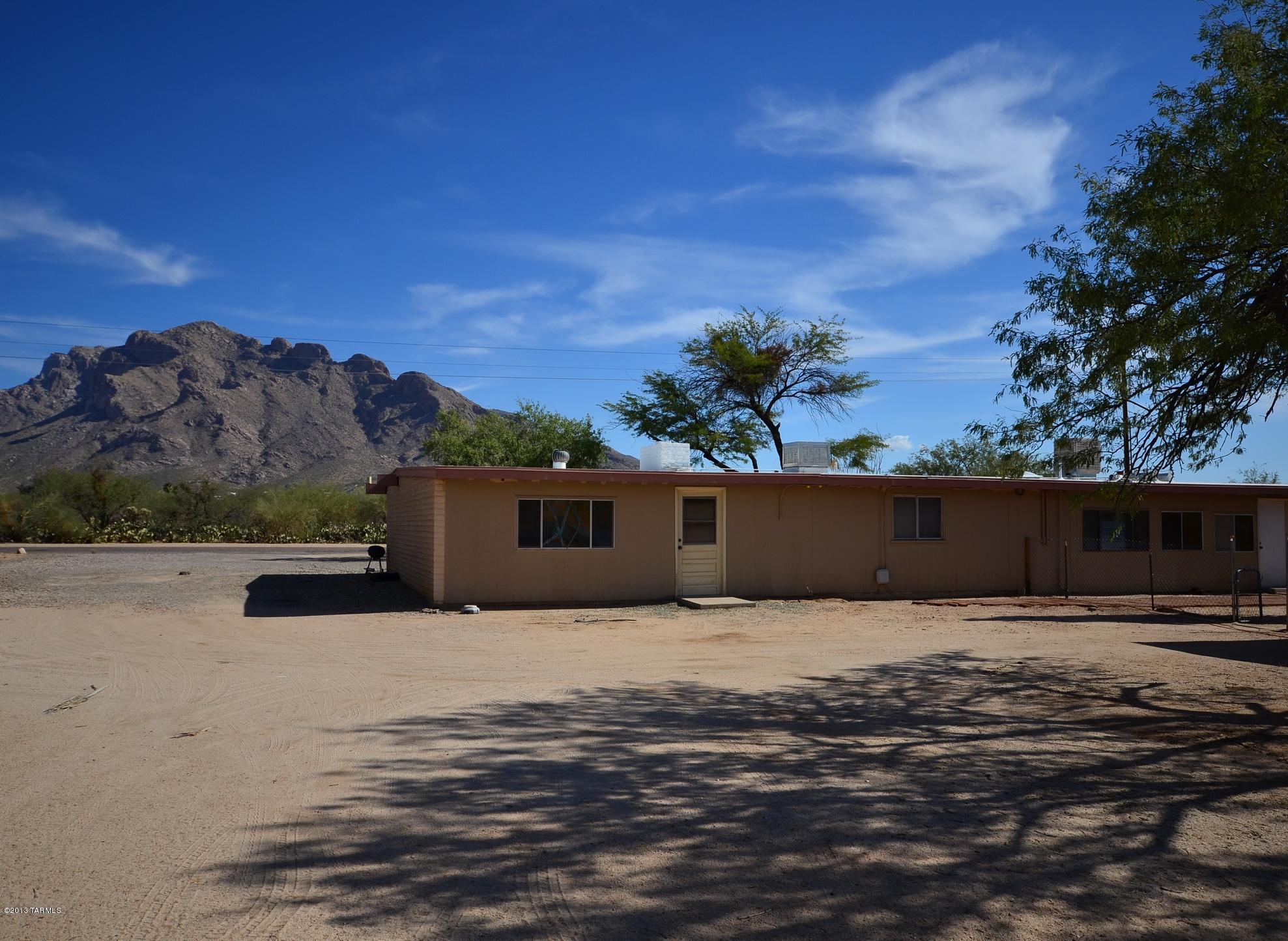 8901 N Calle Loma Linda