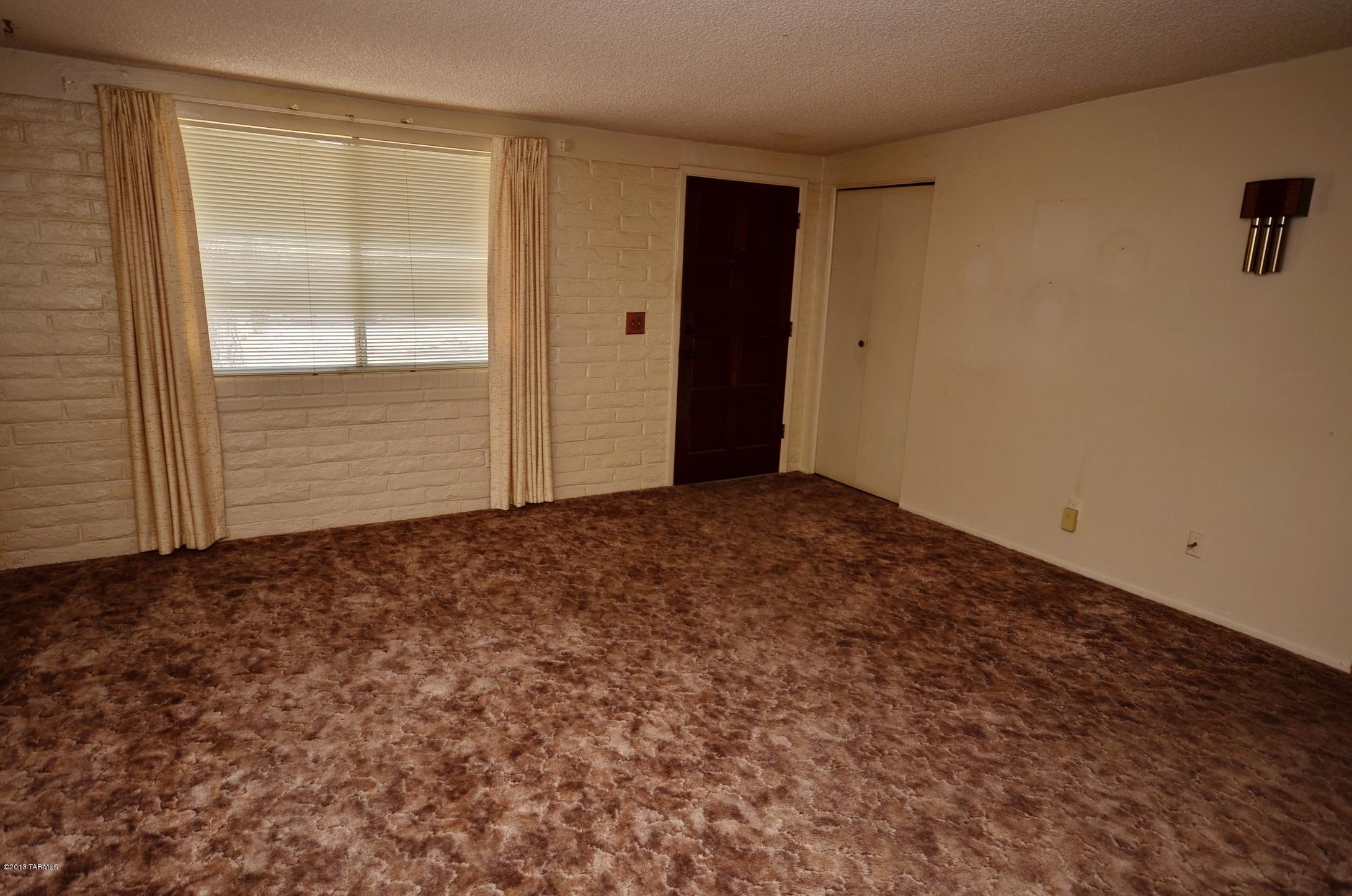 8901 N Calle Loma Linda