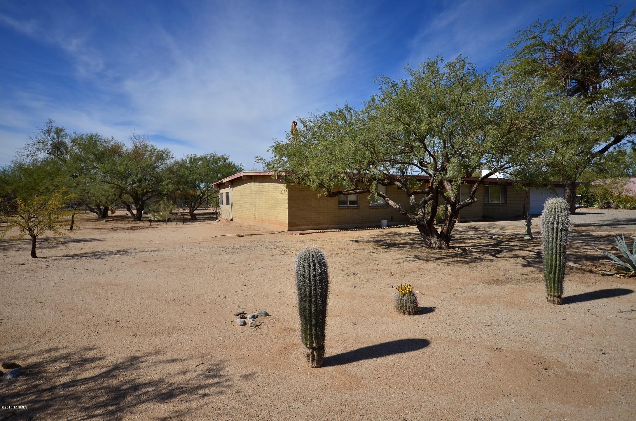 8901 N Calle Loma Linda