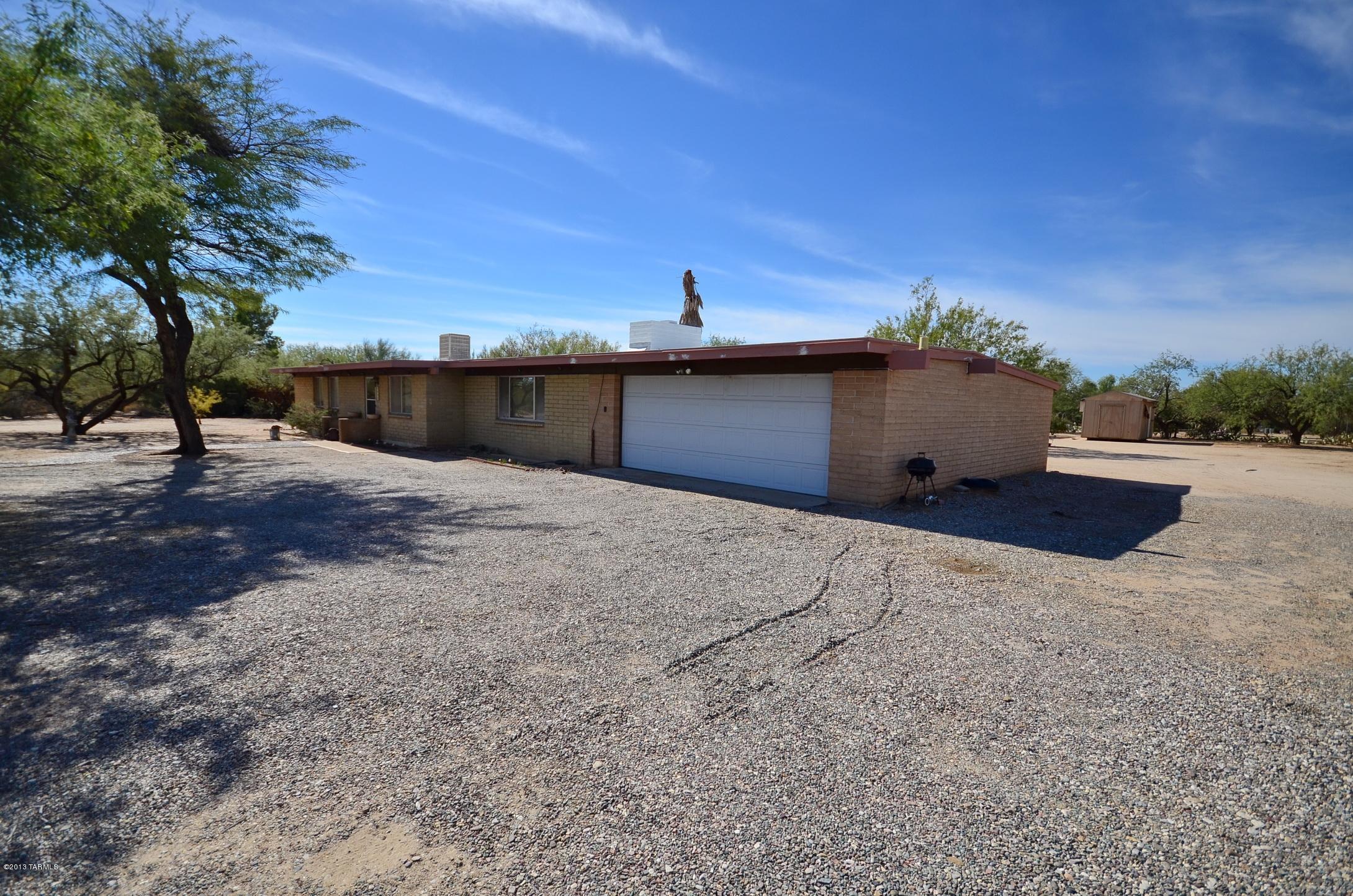 8901 N Calle Loma Linda