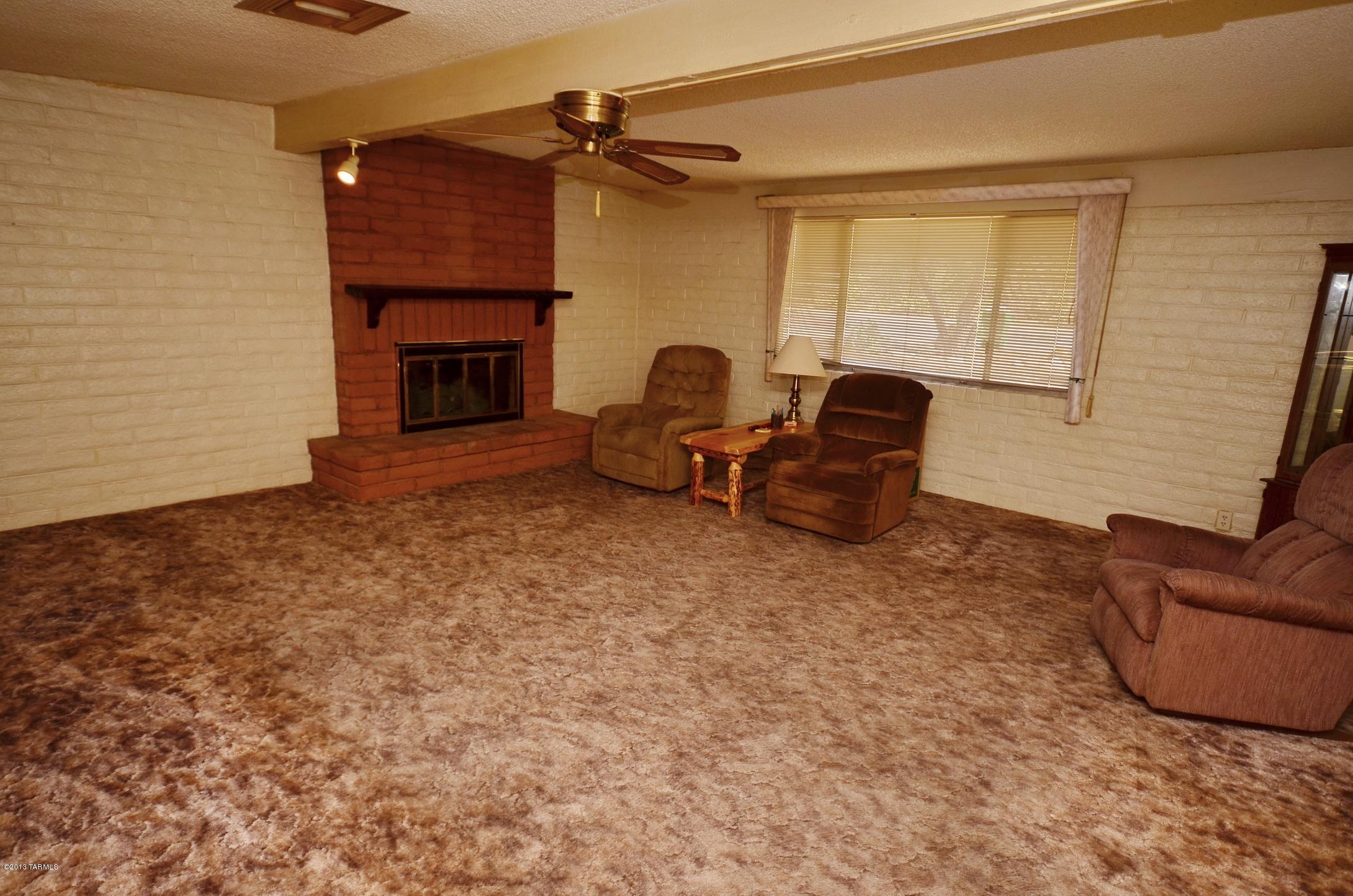 8901 N Calle Loma Linda