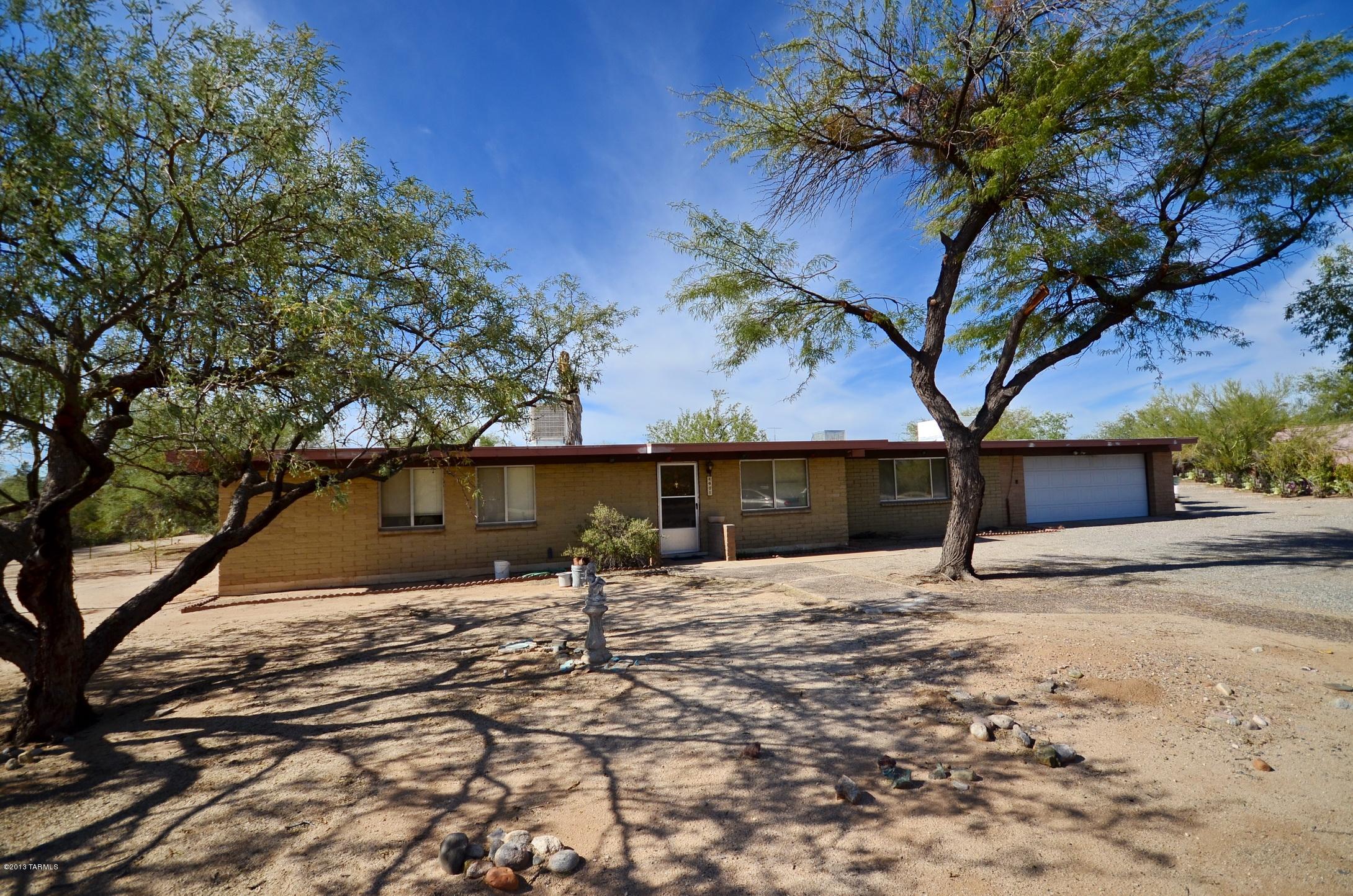 8901 N Calle Loma Linda