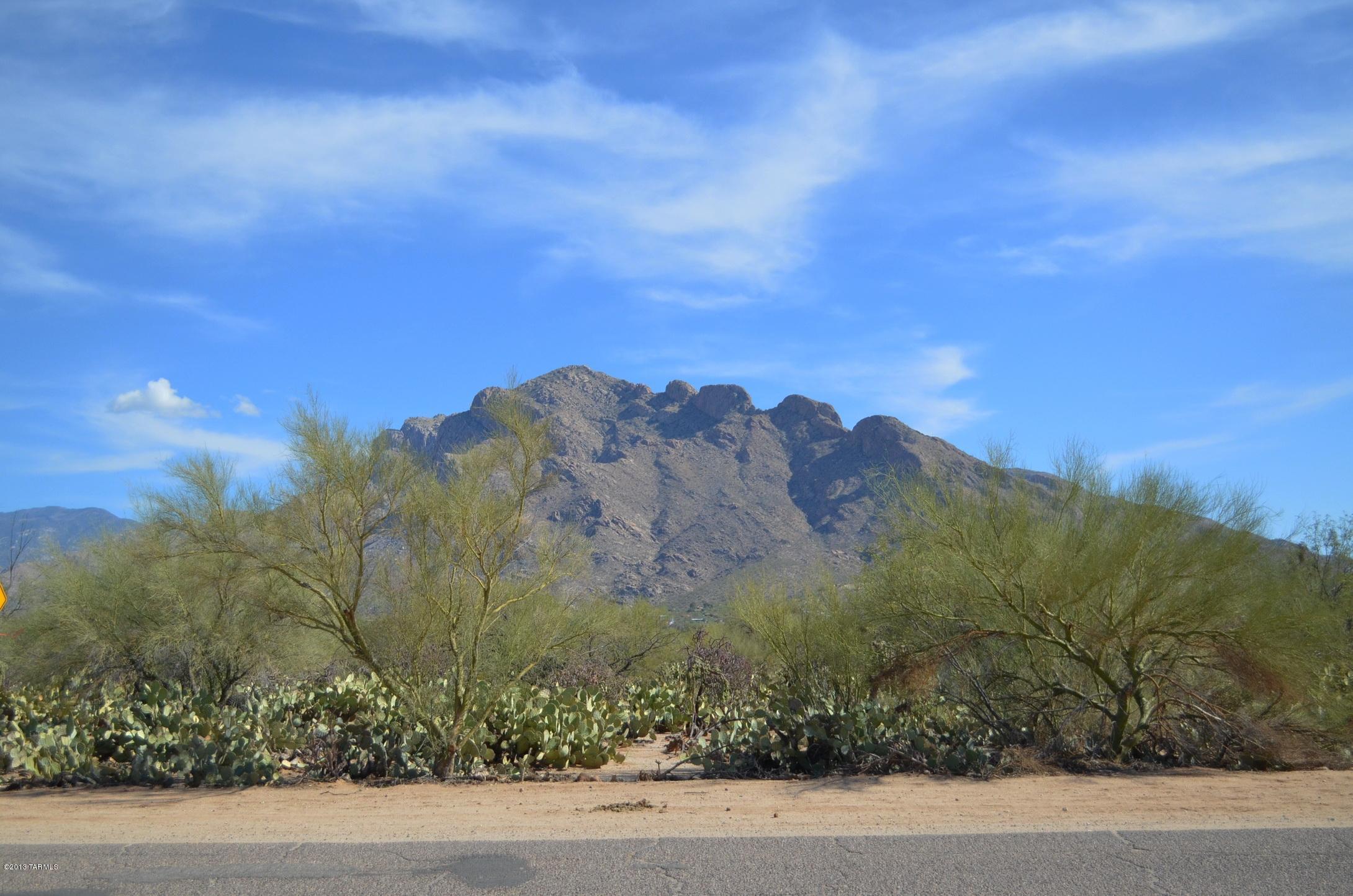 8901 N Calle Loma Linda