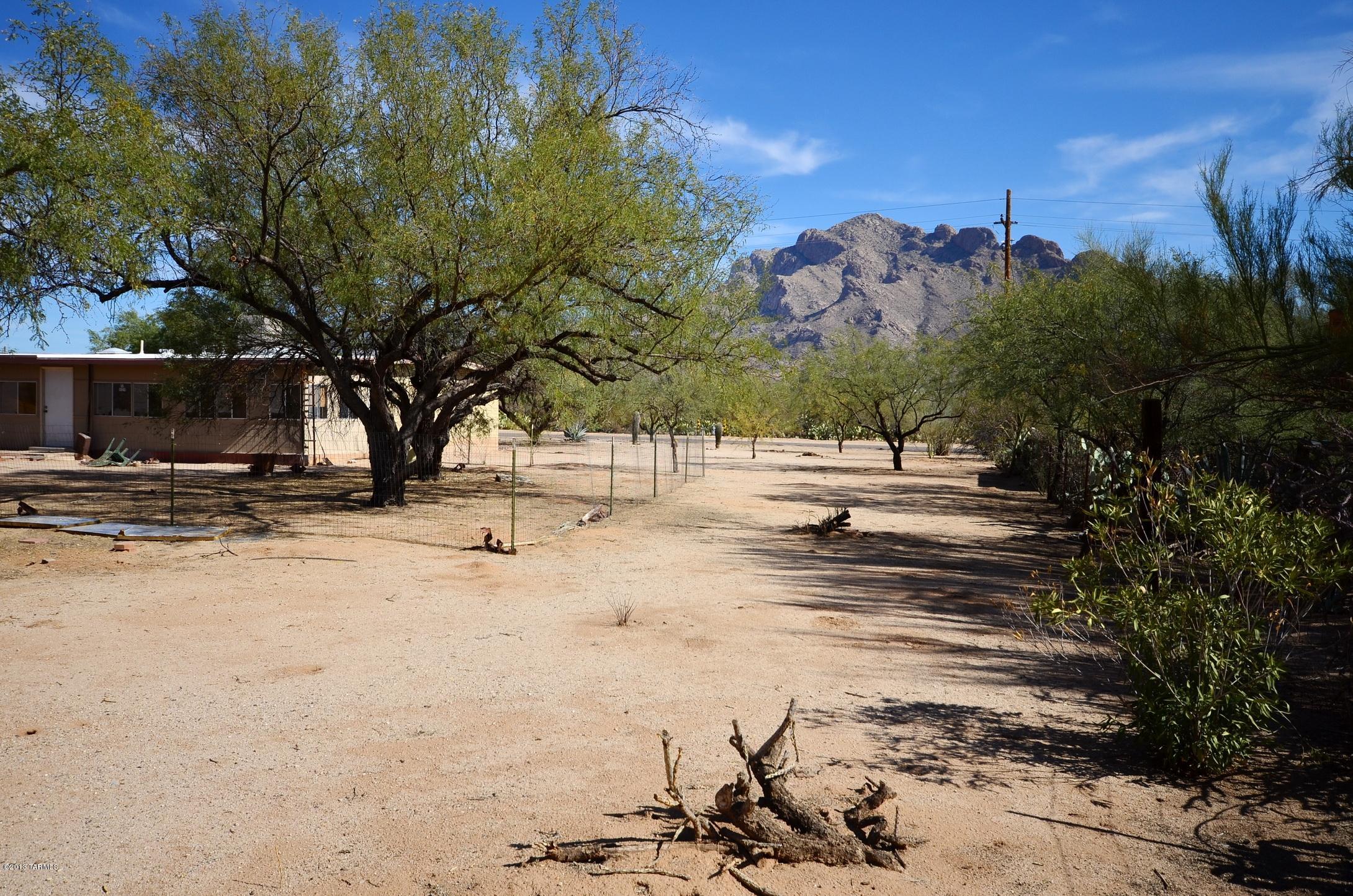 8901 N Calle Loma Linda