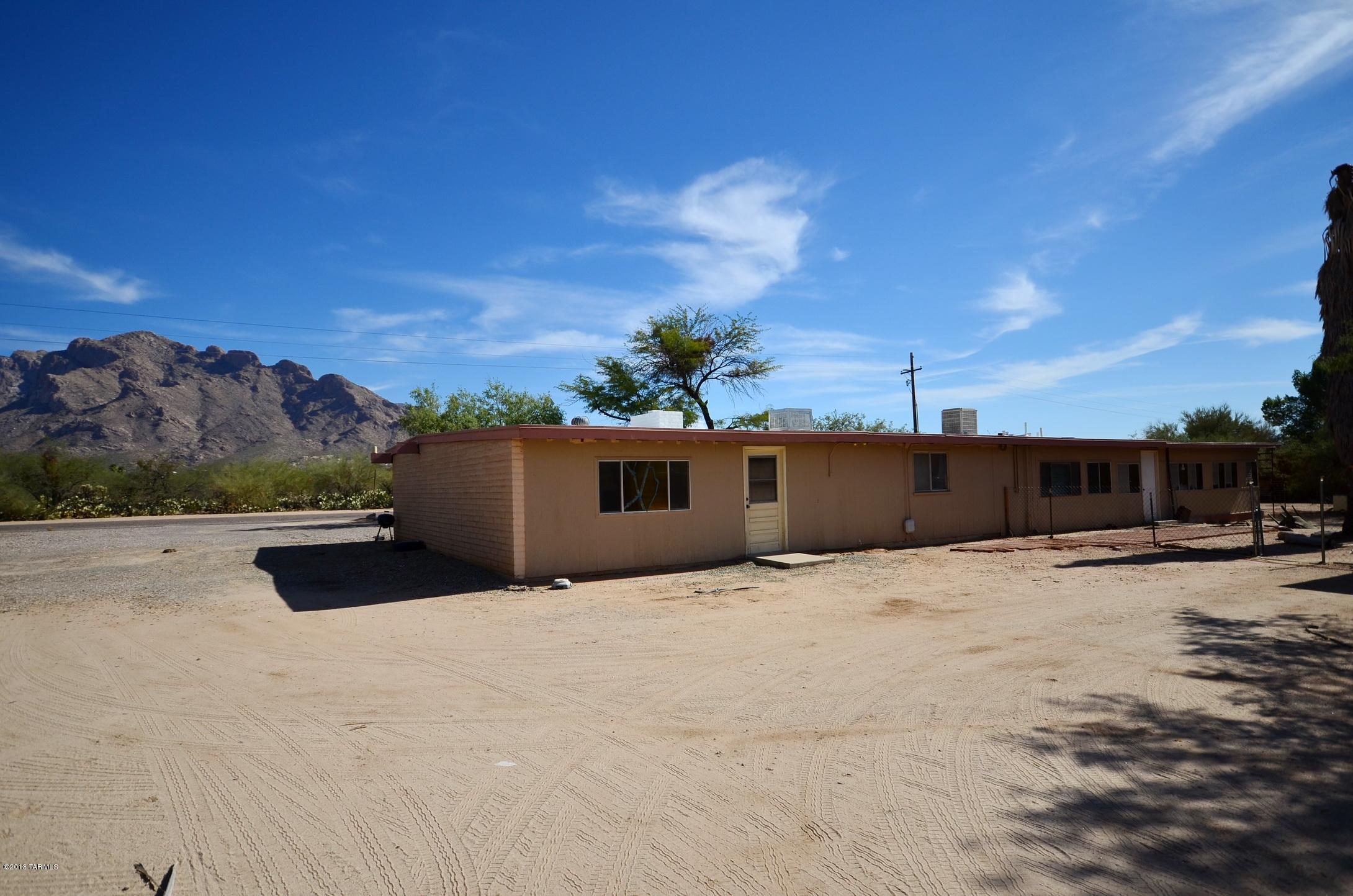 8901 N Calle Loma Linda