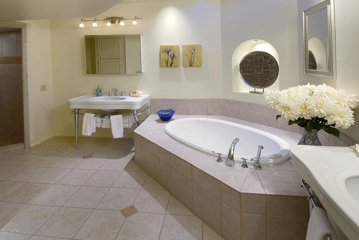 6724 N Chapultapec Circle