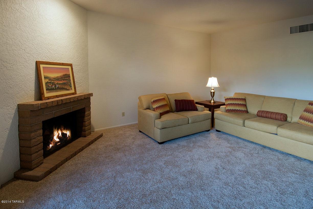 736 E Camino Diestro