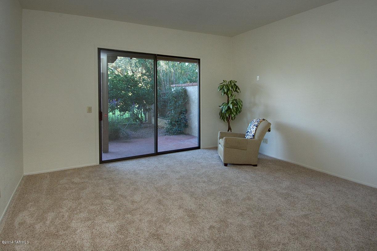 736 E Camino Diestro