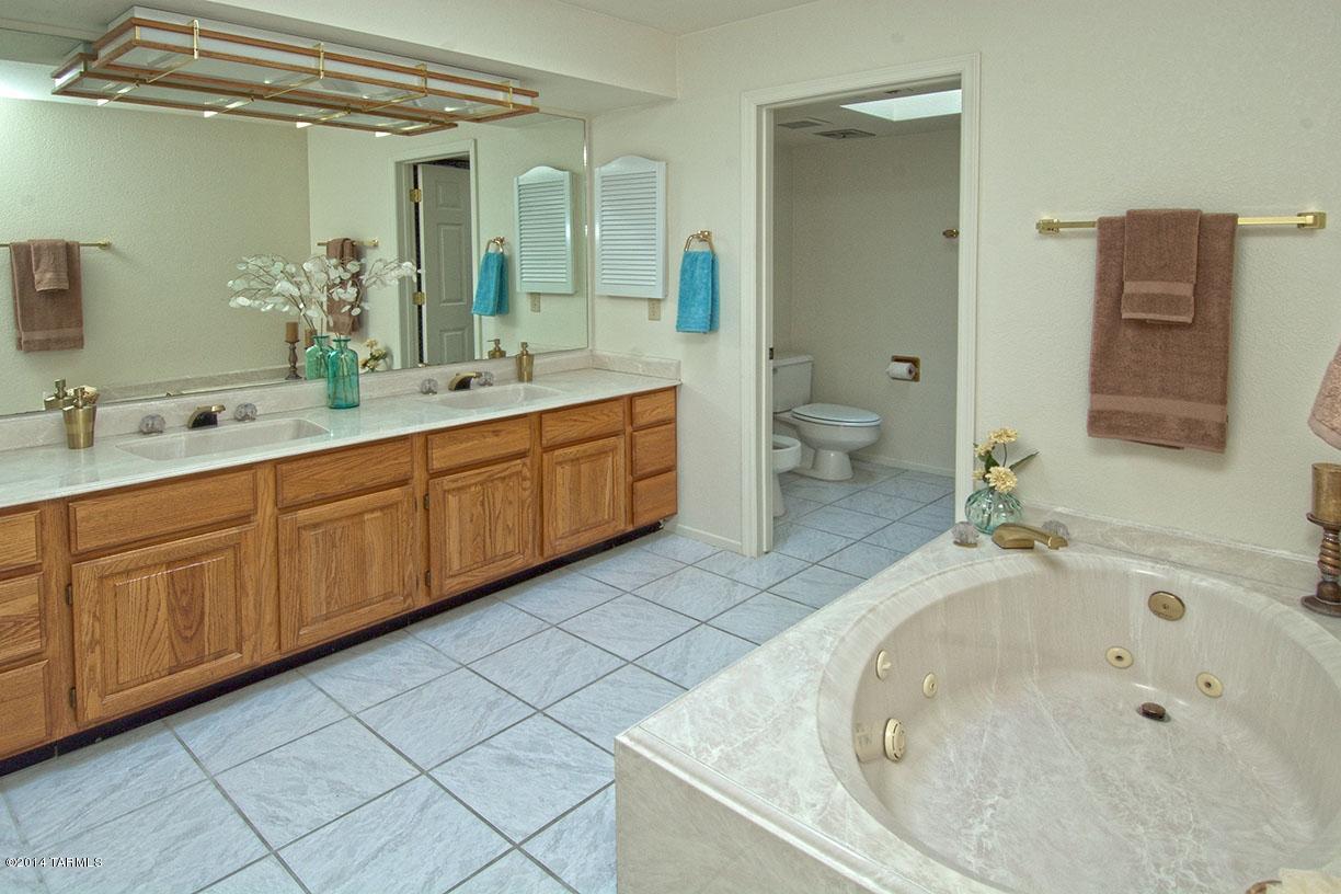 736 E Camino Diestro