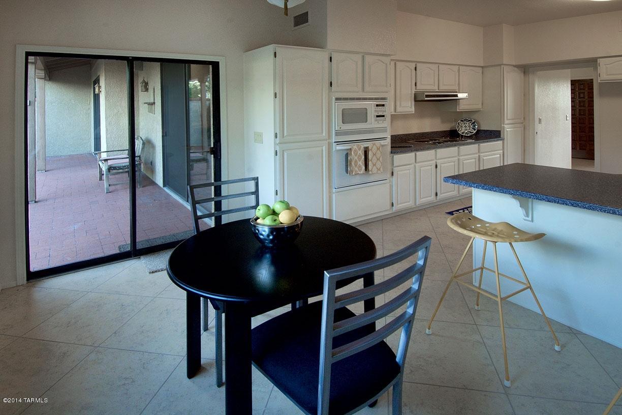 736 E Camino Diestro