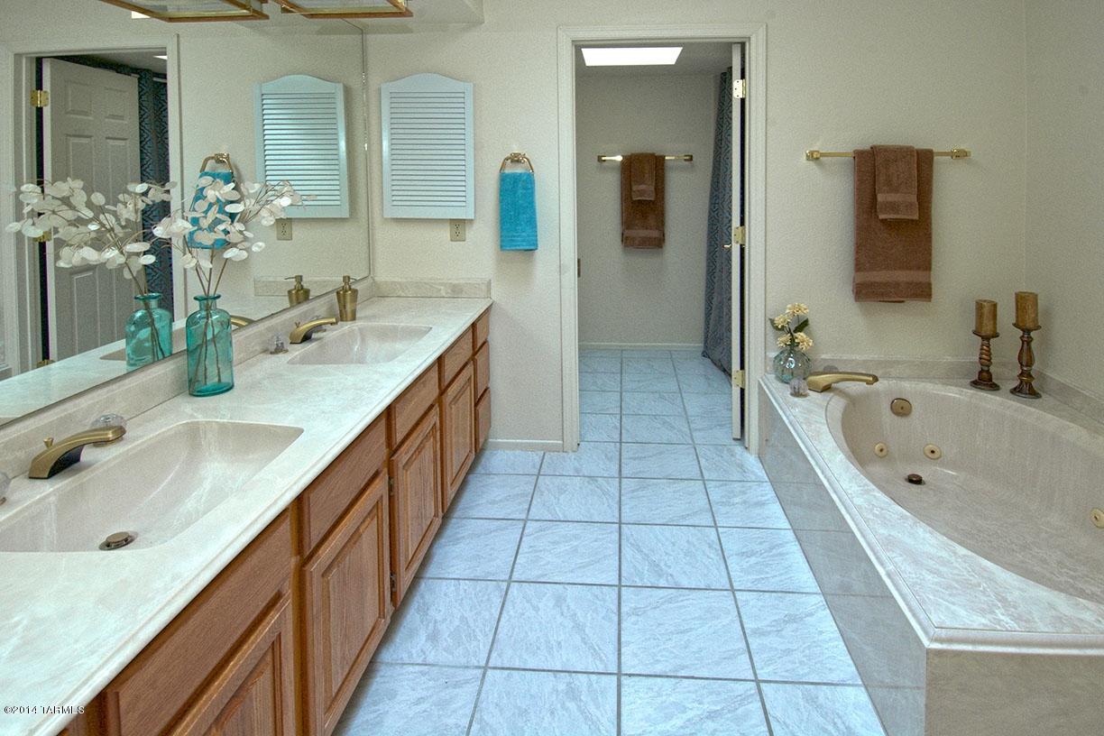 736 E Camino Diestro