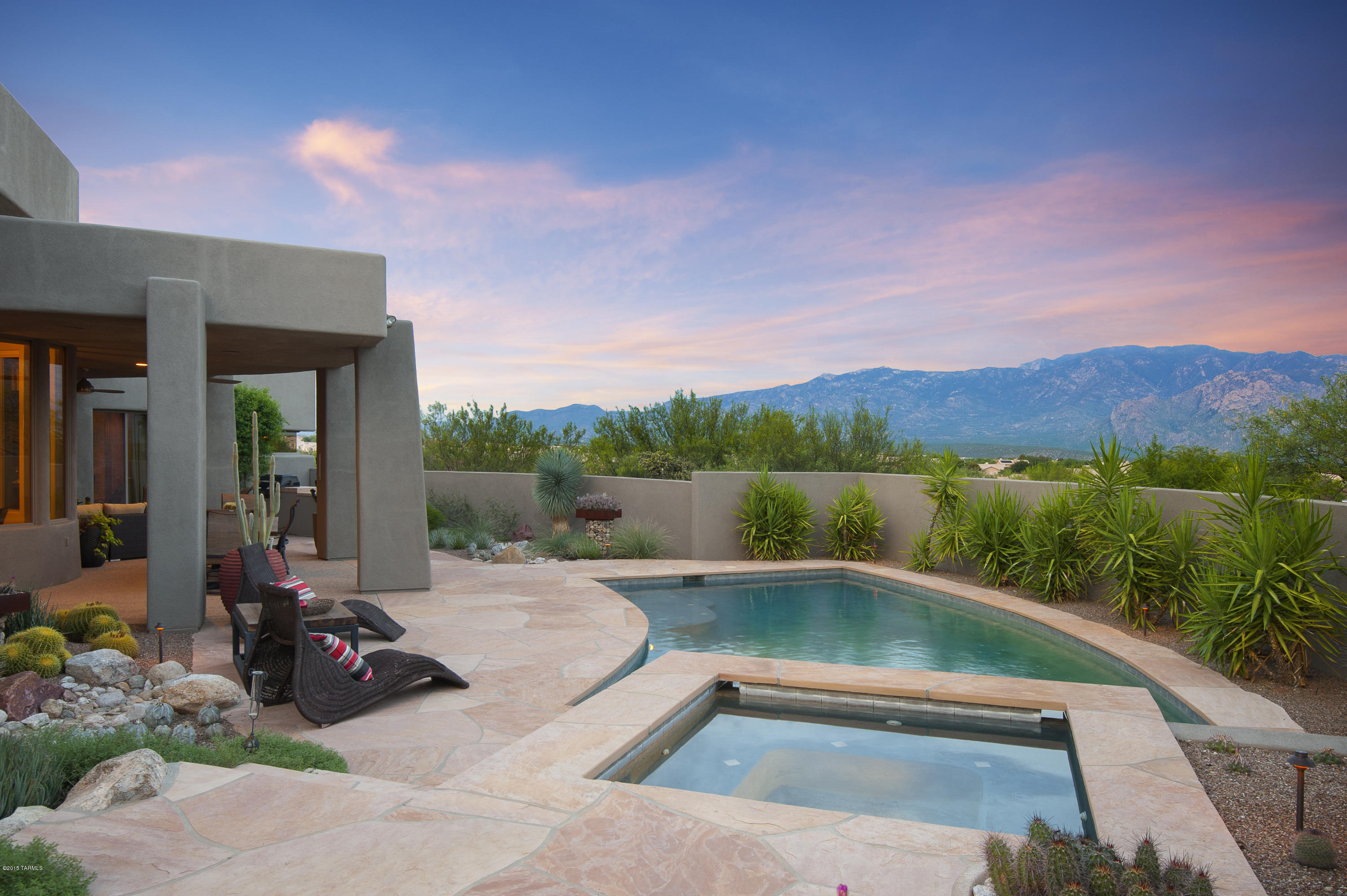 562 W Silhouette Ridge Place