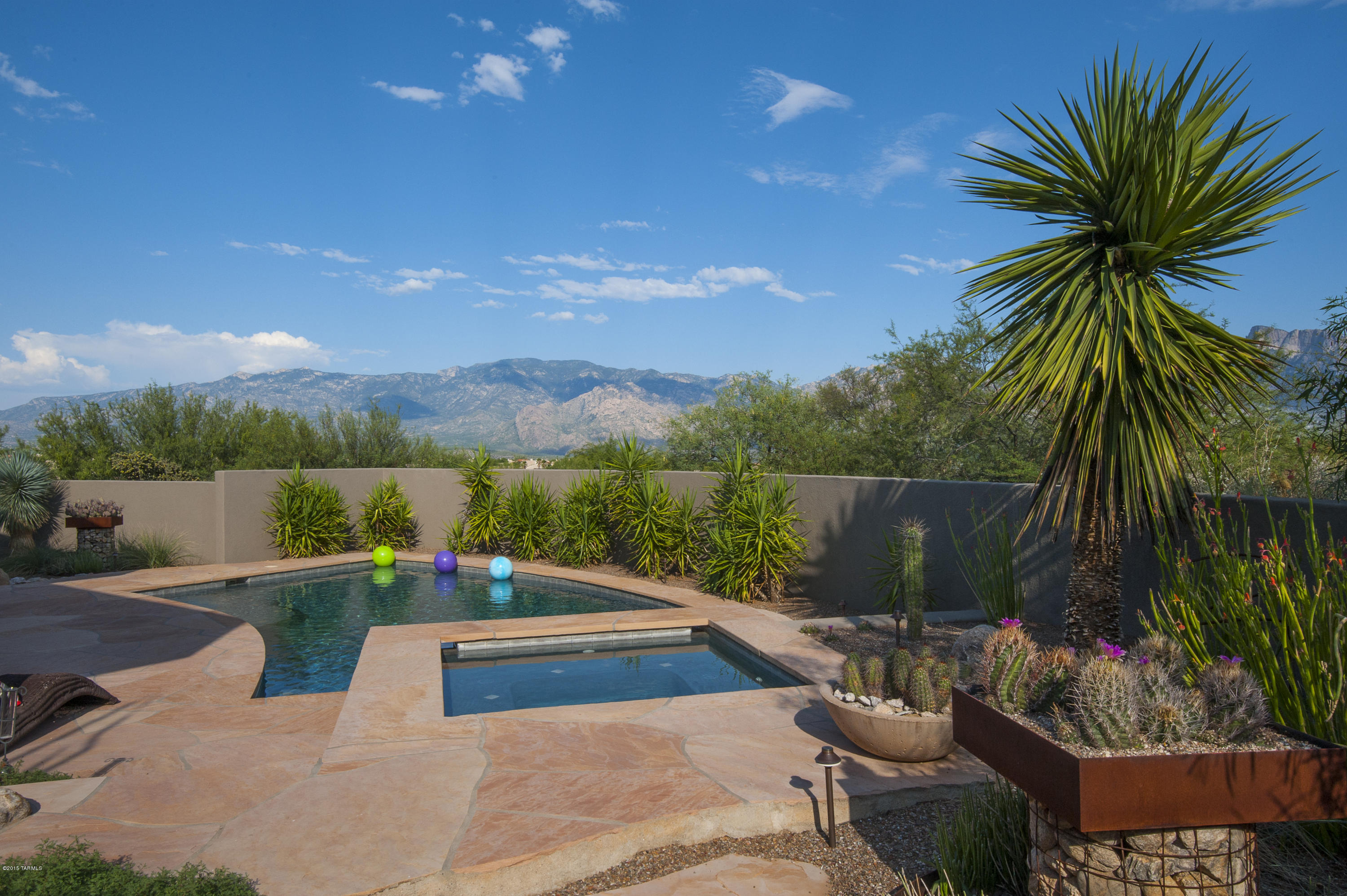 562 W Silhouette Ridge Place