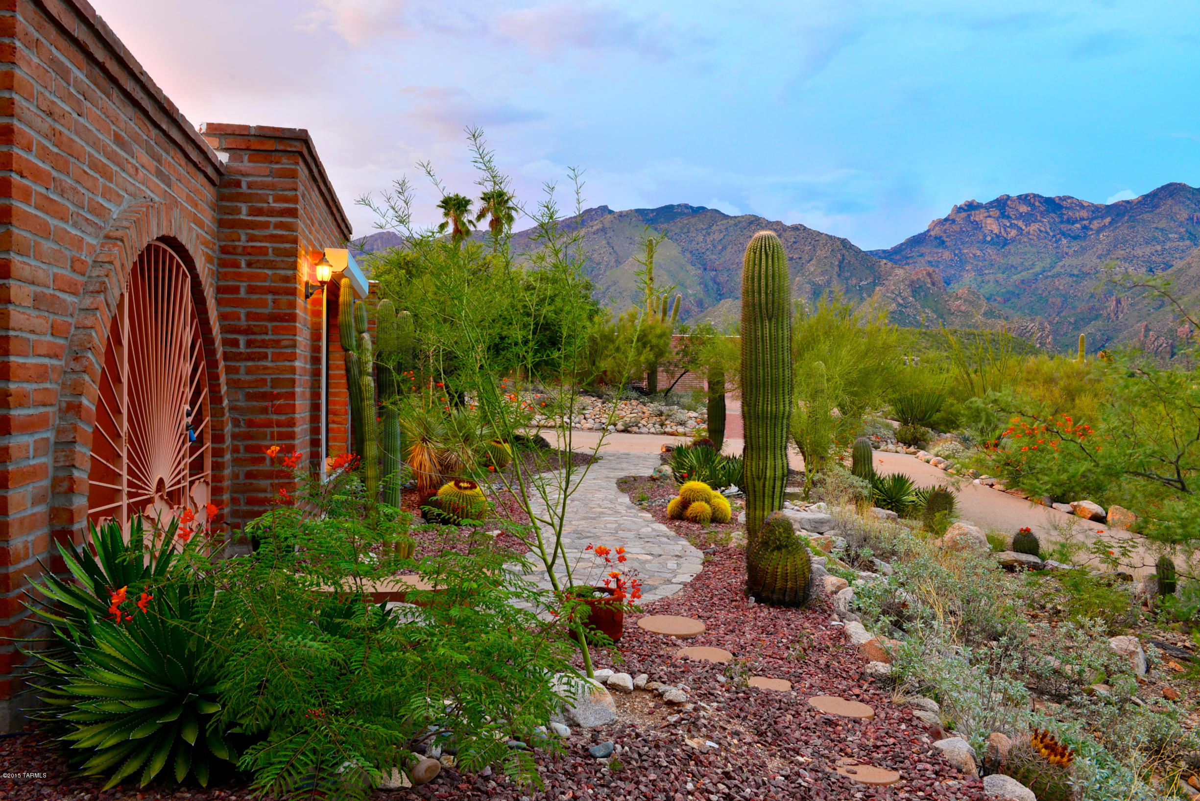 5801 N Placita Joyita