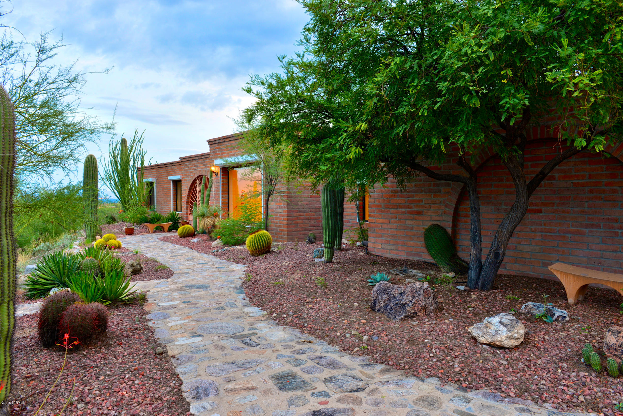 5801 N Placita Joyita