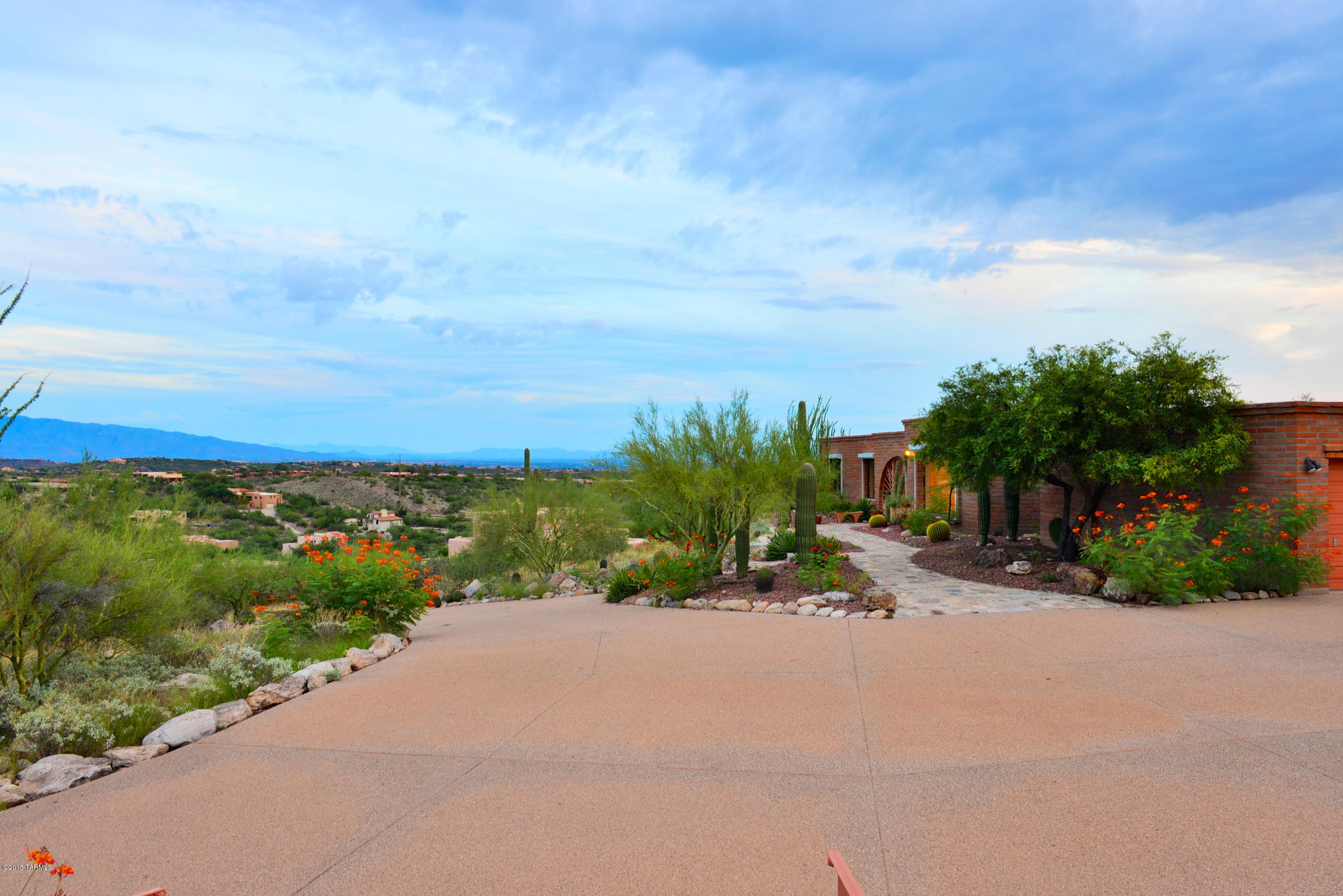 5801 N Placita Joyita