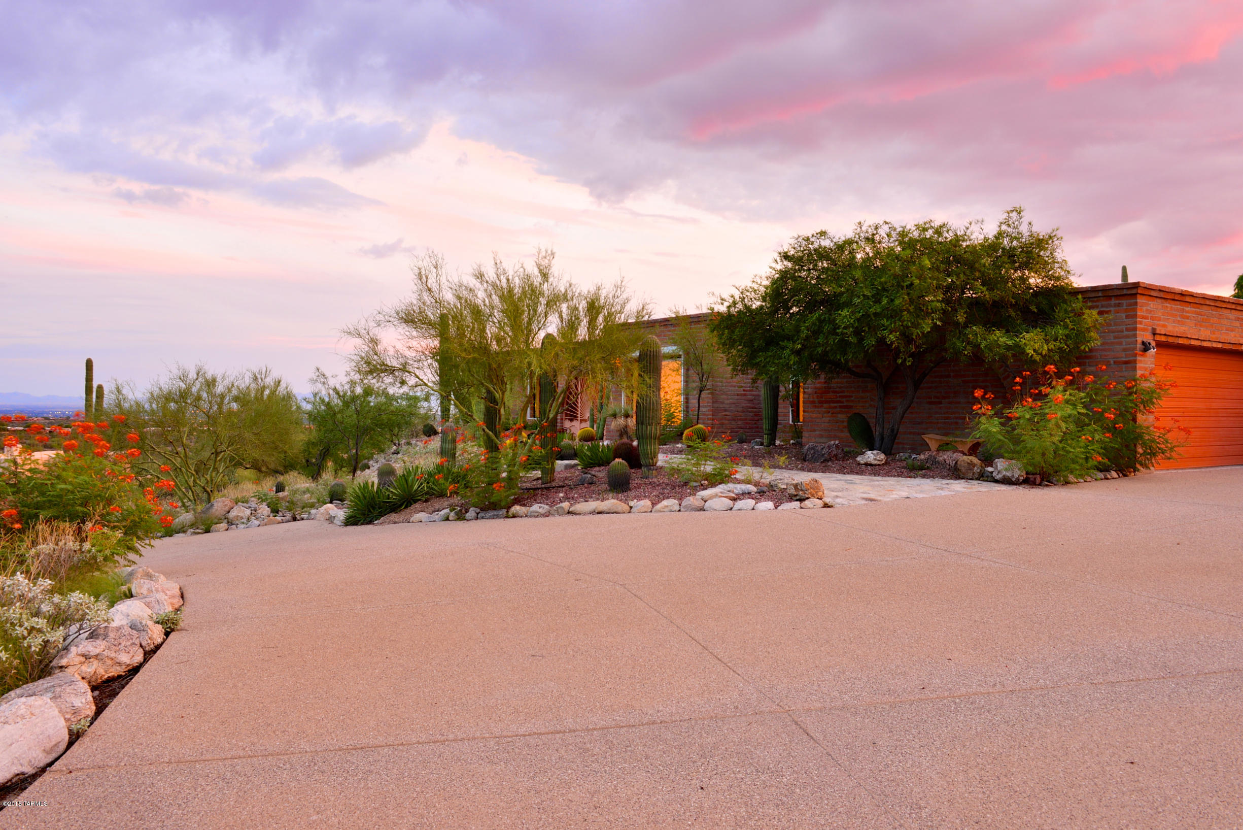 5801 N Placita Joyita