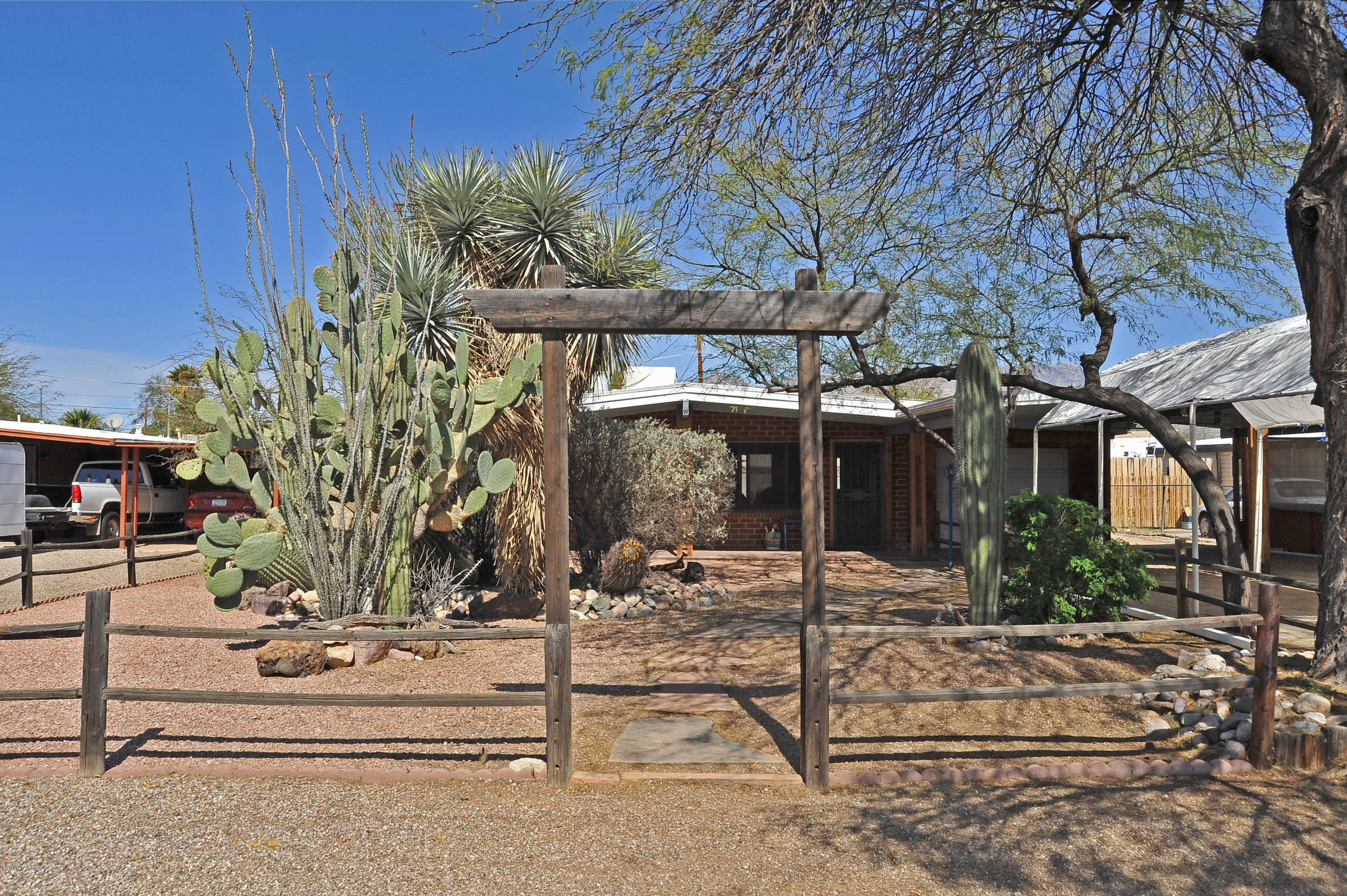 4147 E Los Robles Street