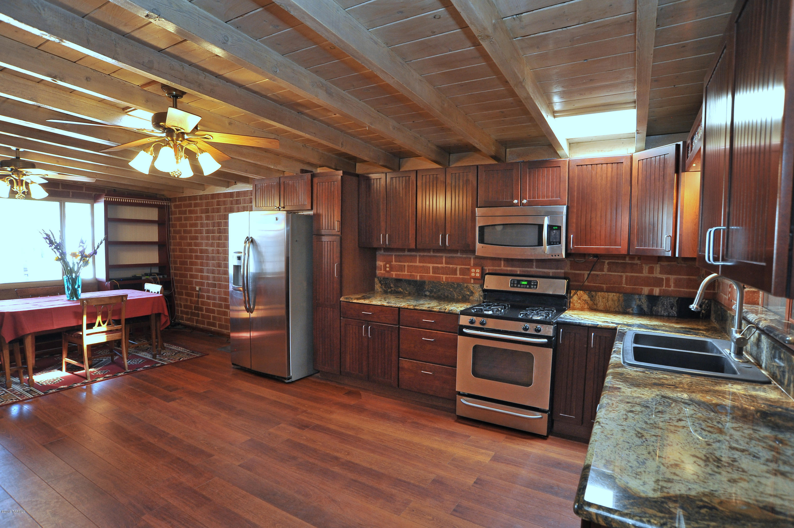 4147 E Los Robles Street