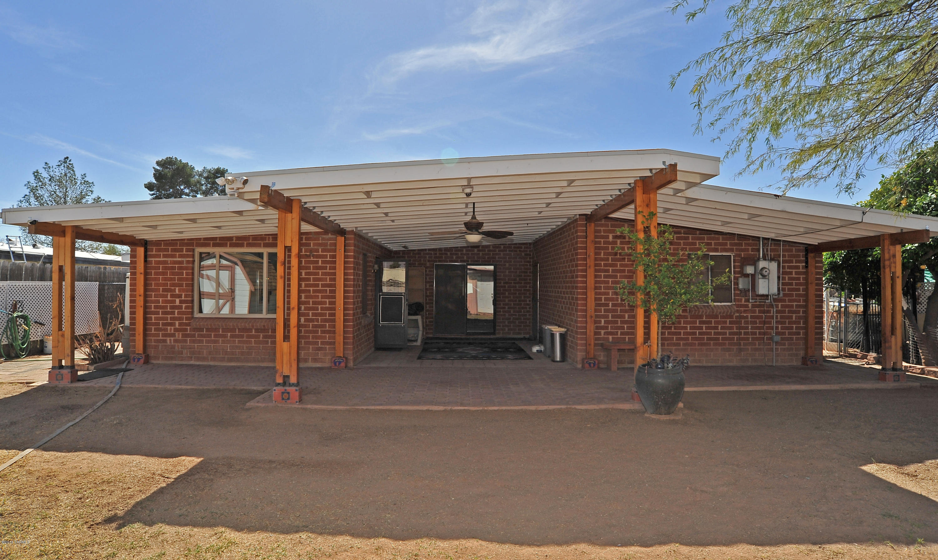 4147 E Los Robles Street