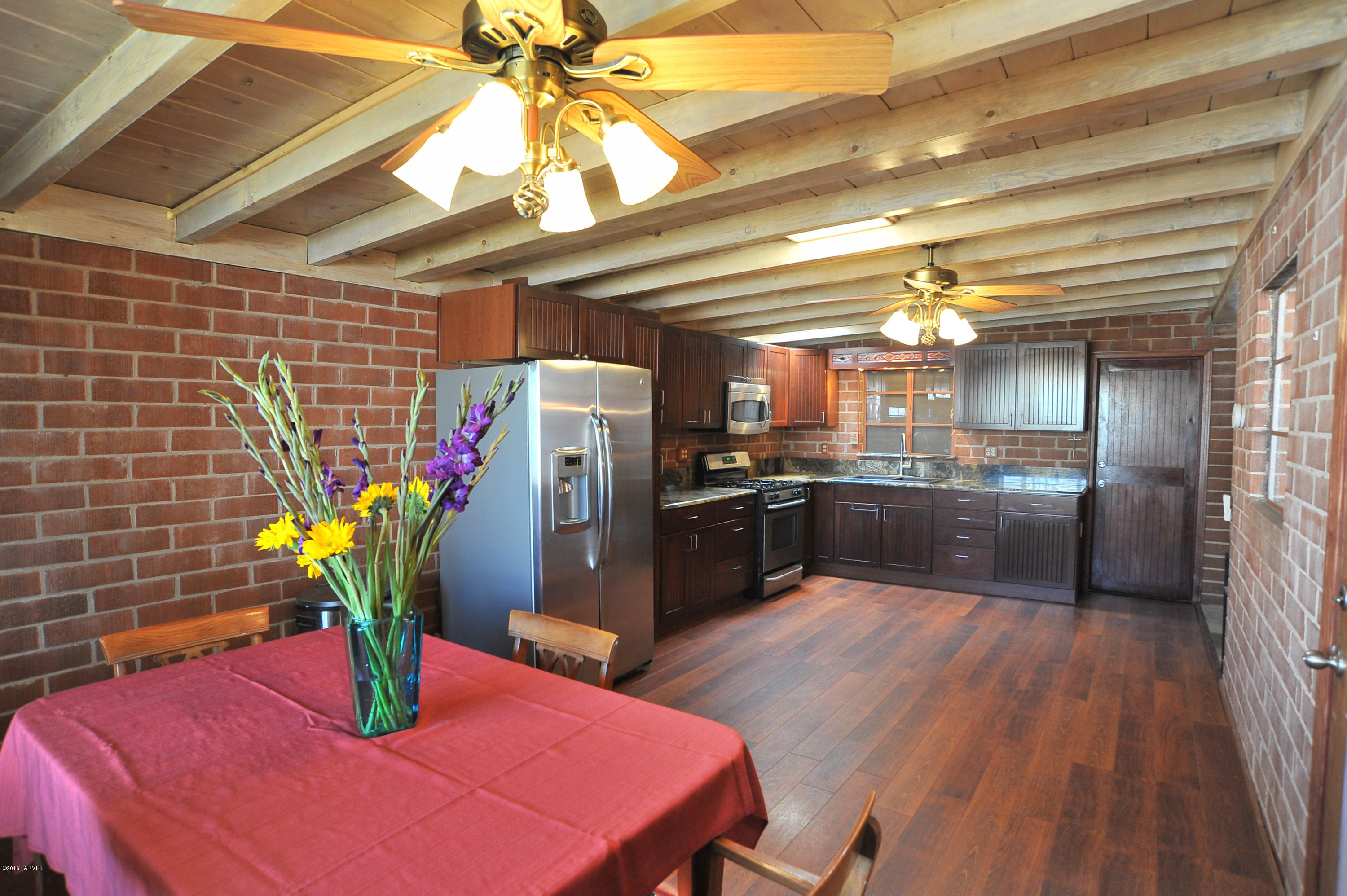 4147 E Los Robles Street