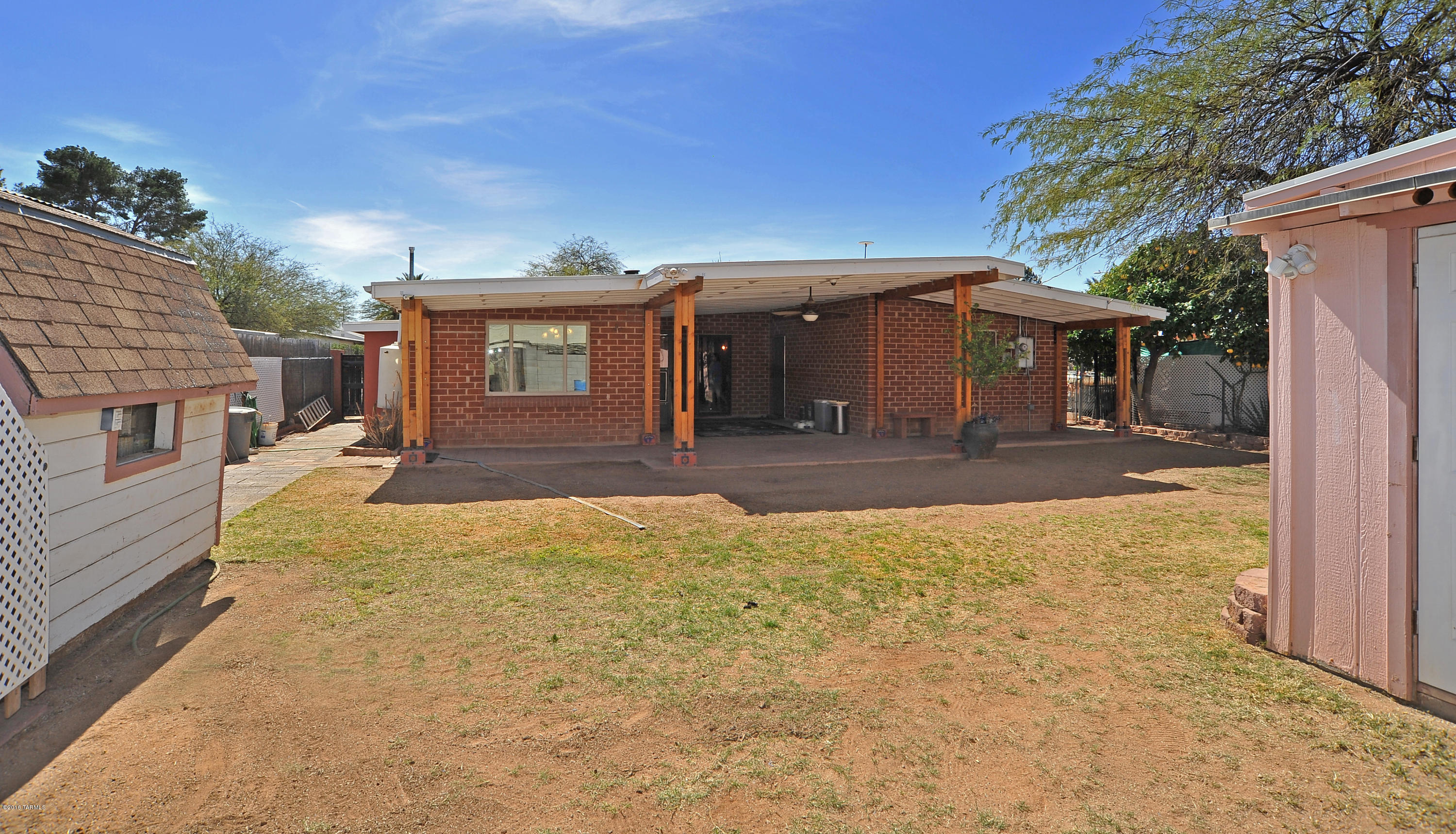 4147 E Los Robles Street