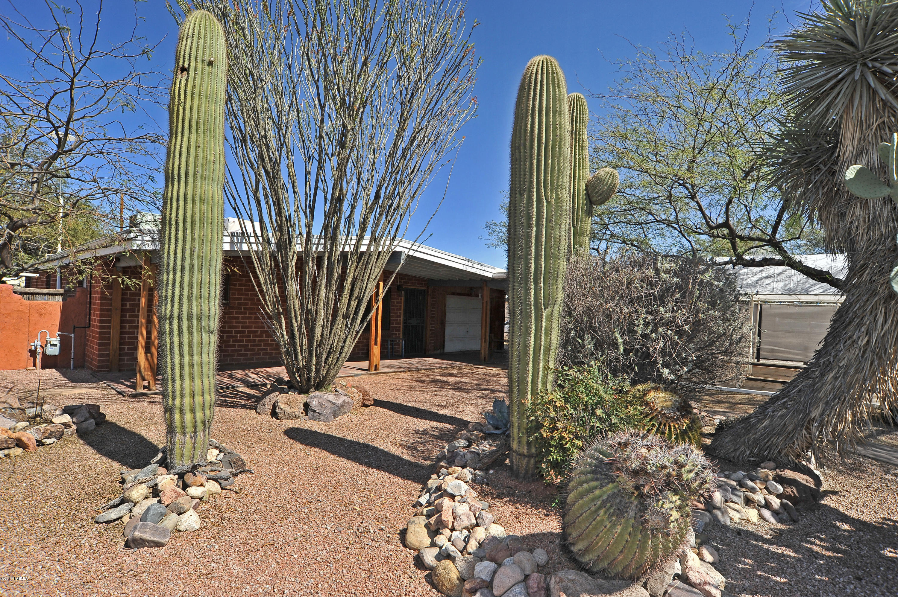 4147 E Los Robles Street