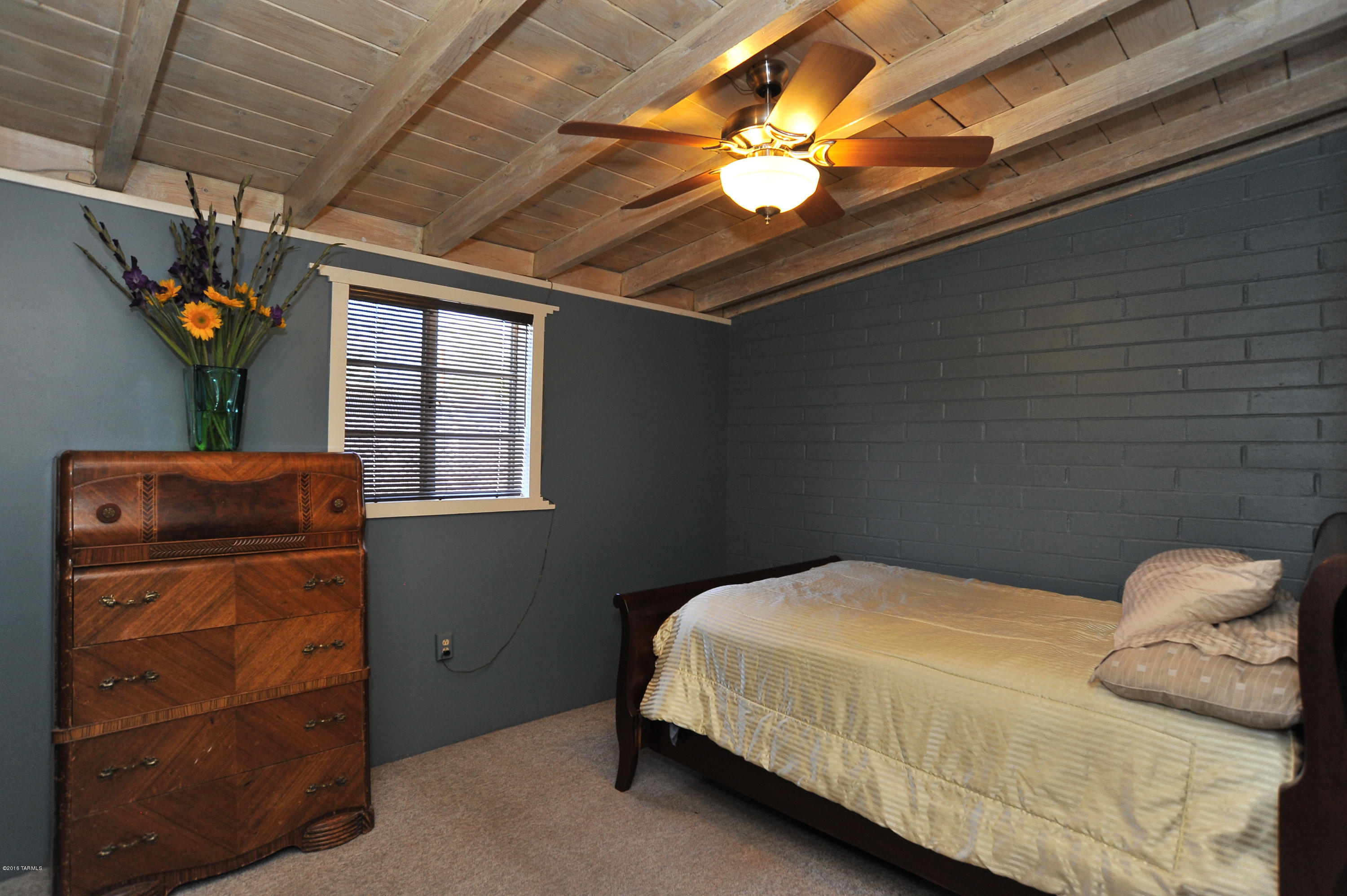 4147 E Los Robles Street