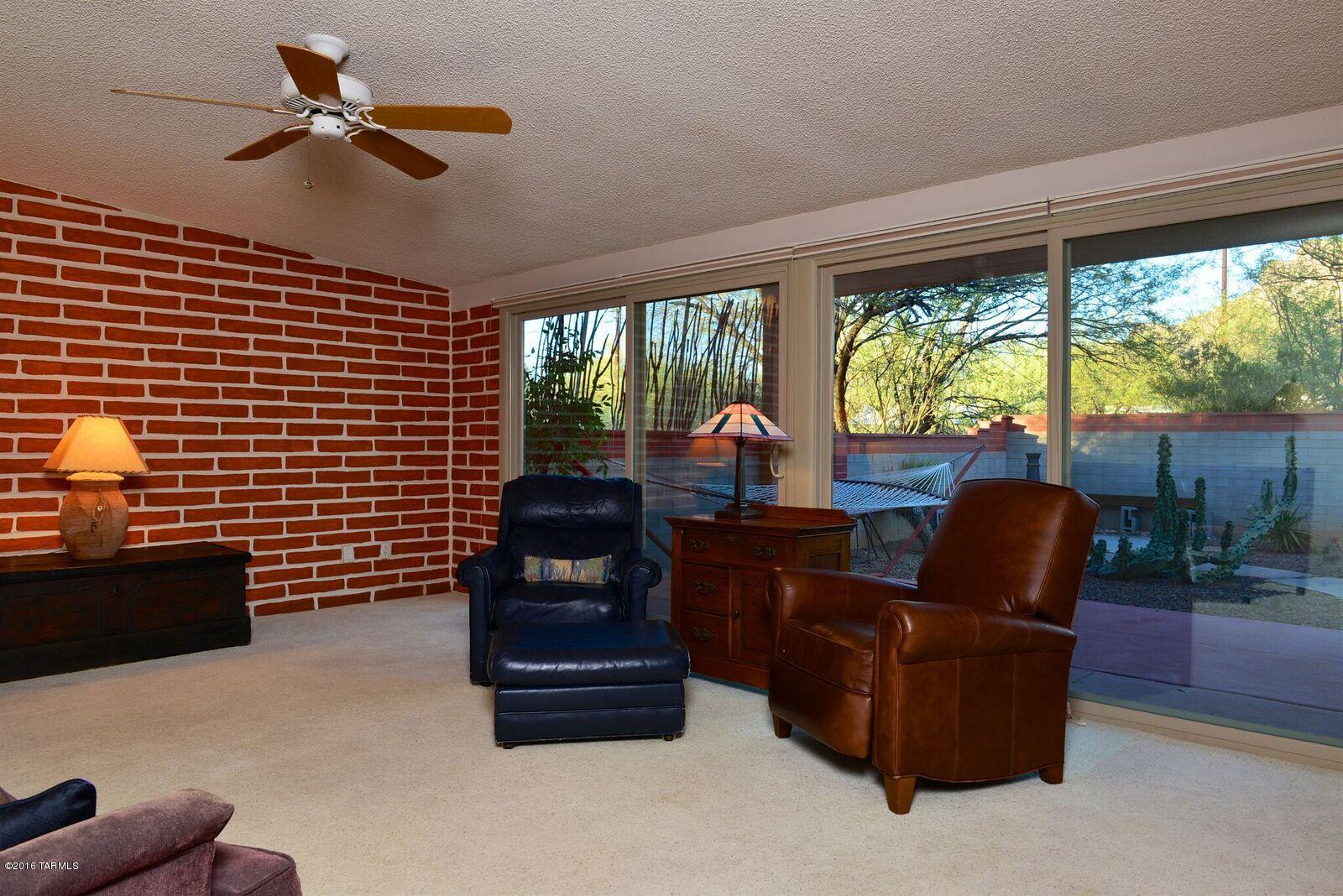 9060 N Calle Buena Vista