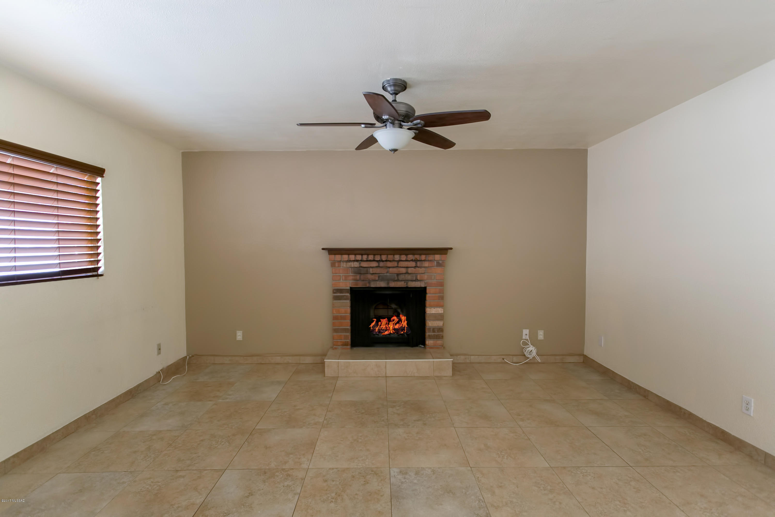 728 W Orange Tree Place