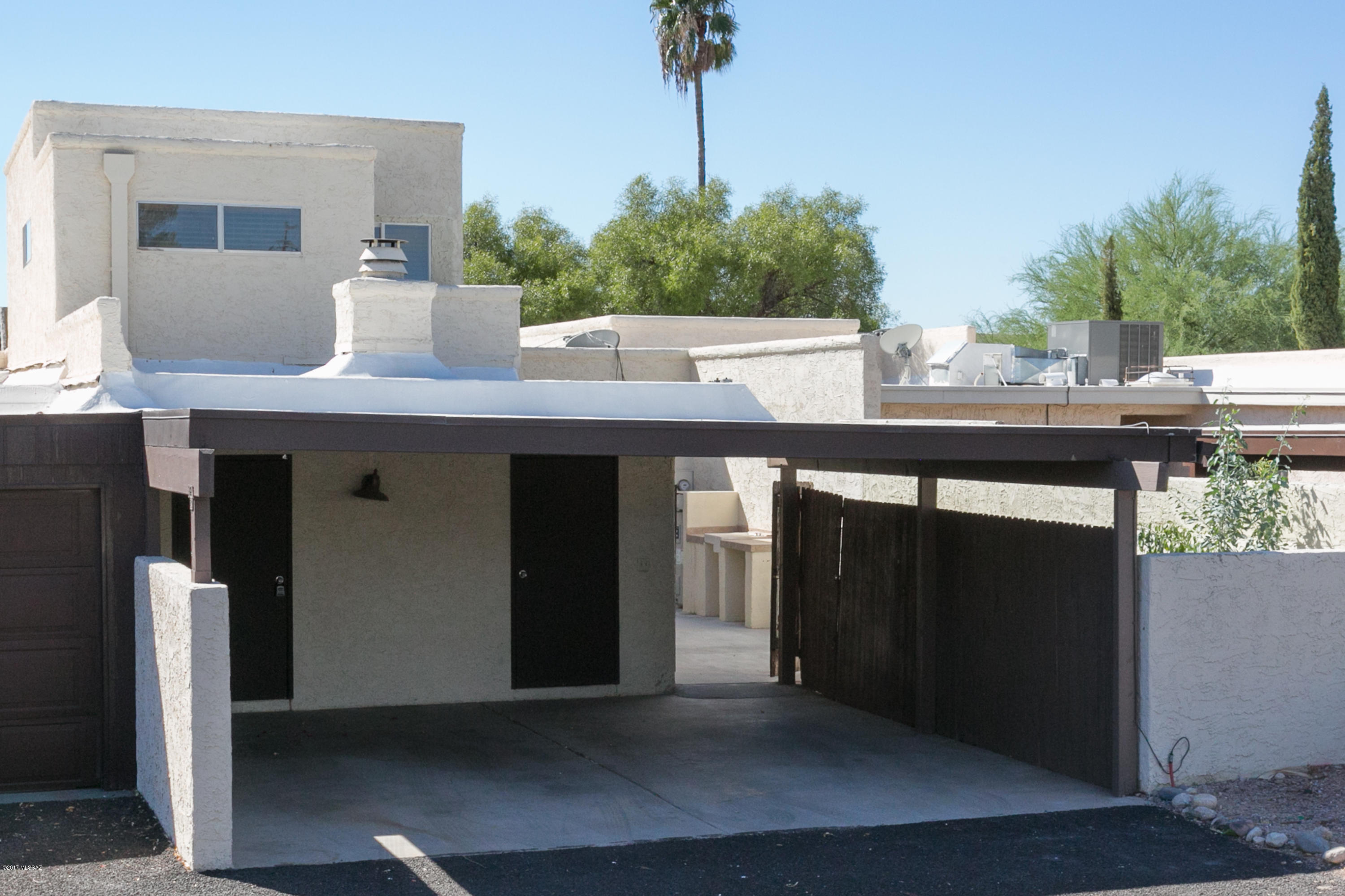 728 W Orange Tree Place