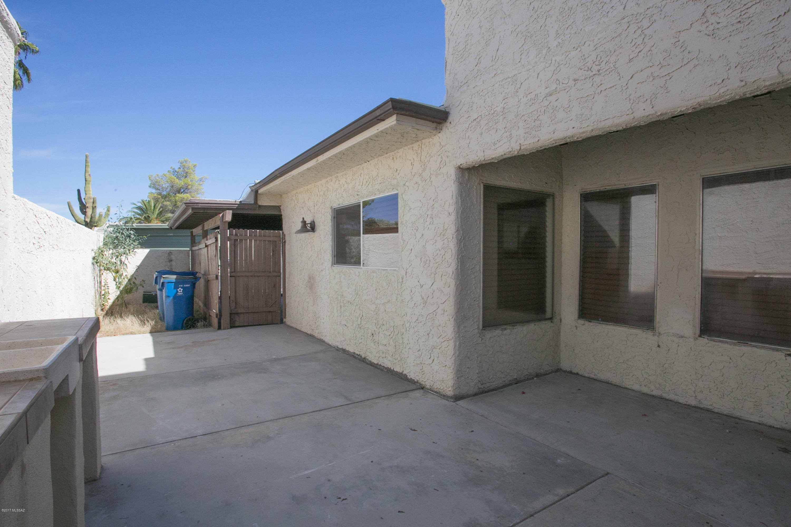 728 W Orange Tree Place