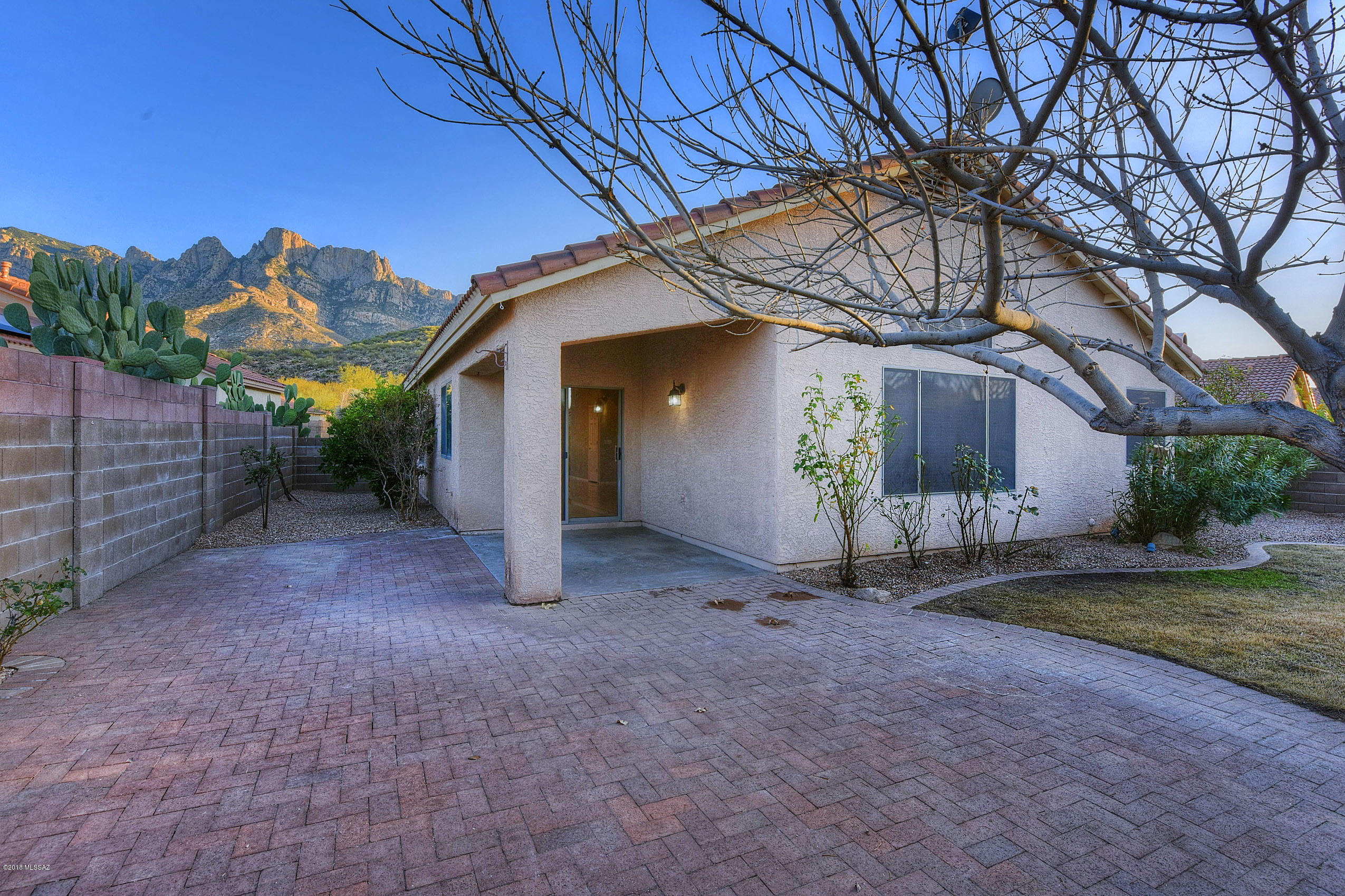 2443 E Skipping Rock Way