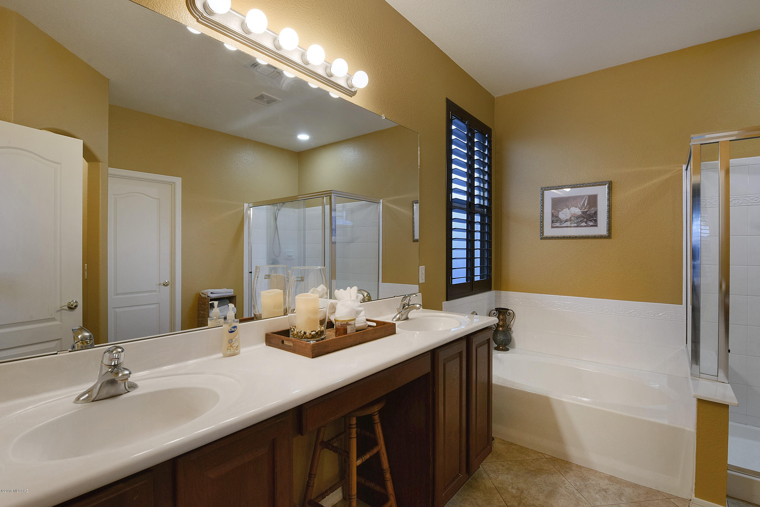 1009 W Leatherleaf Drive