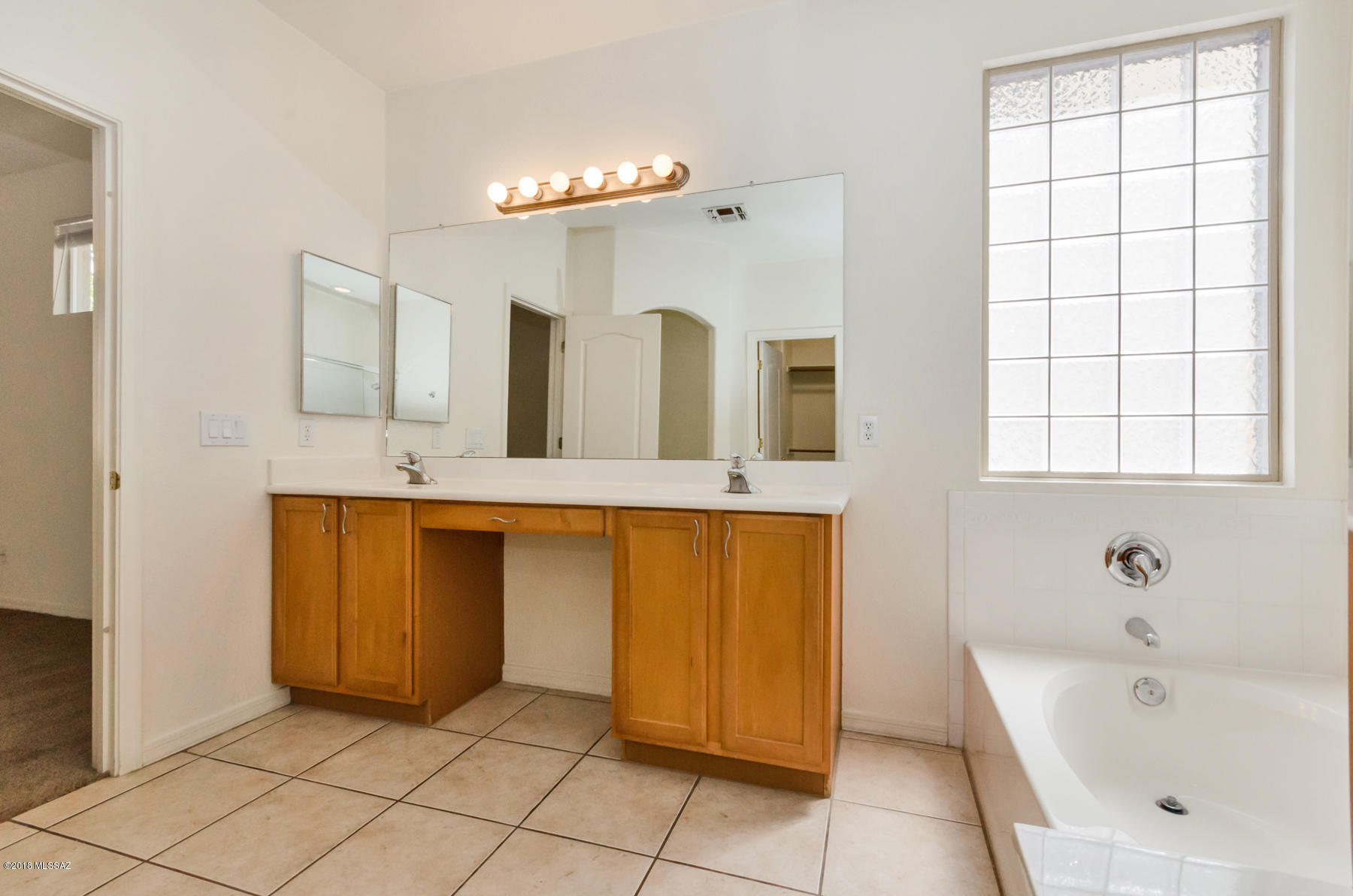 996 W Thornbush Place