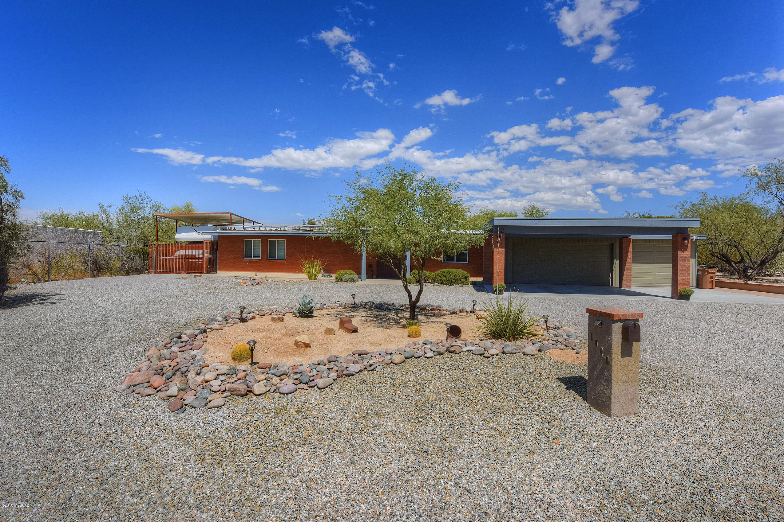 1000 W Camino Desierto