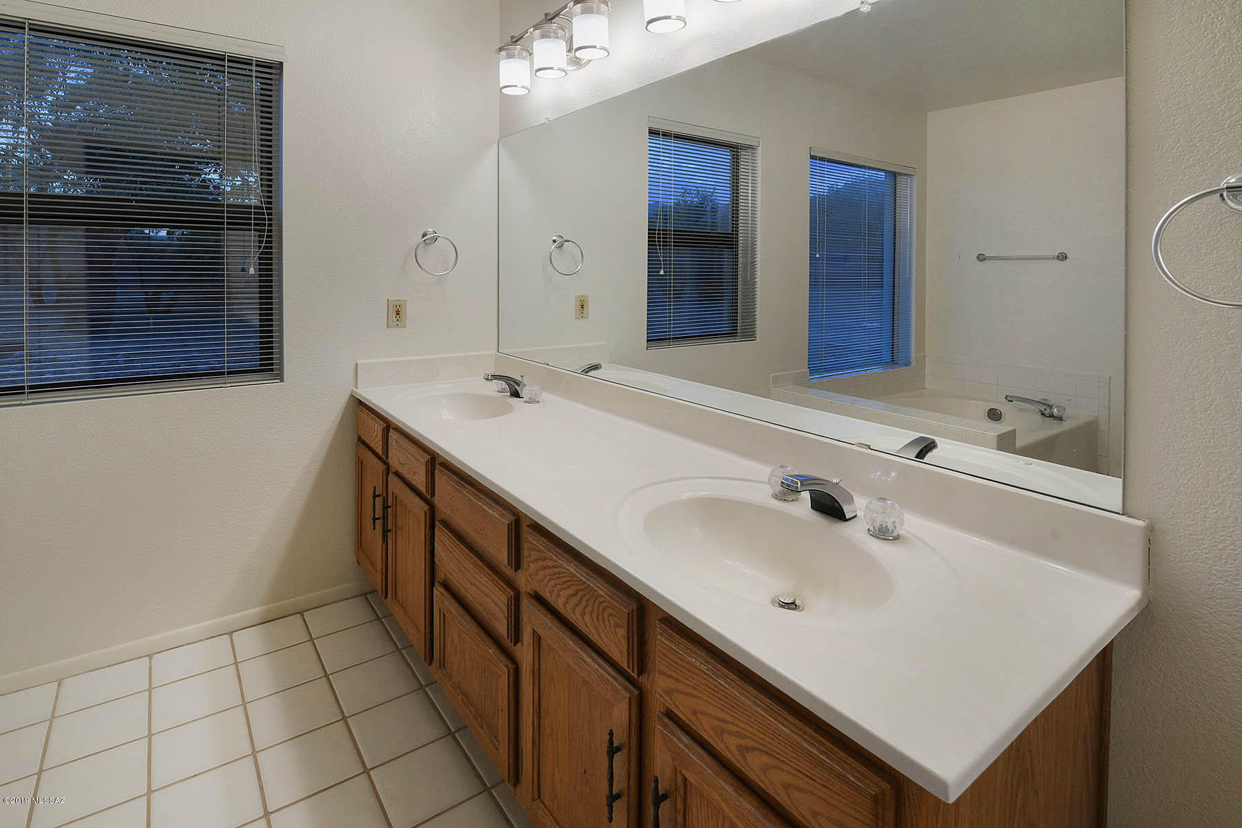 5710 N Avenida Silencioso