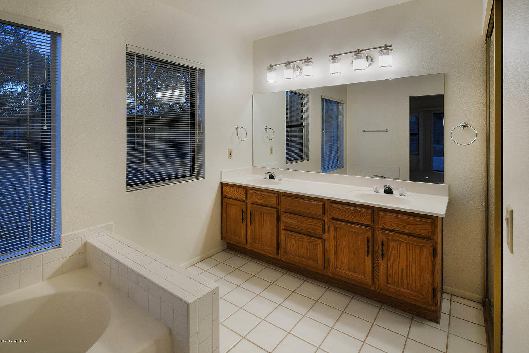 5710 N Avenida Silencioso