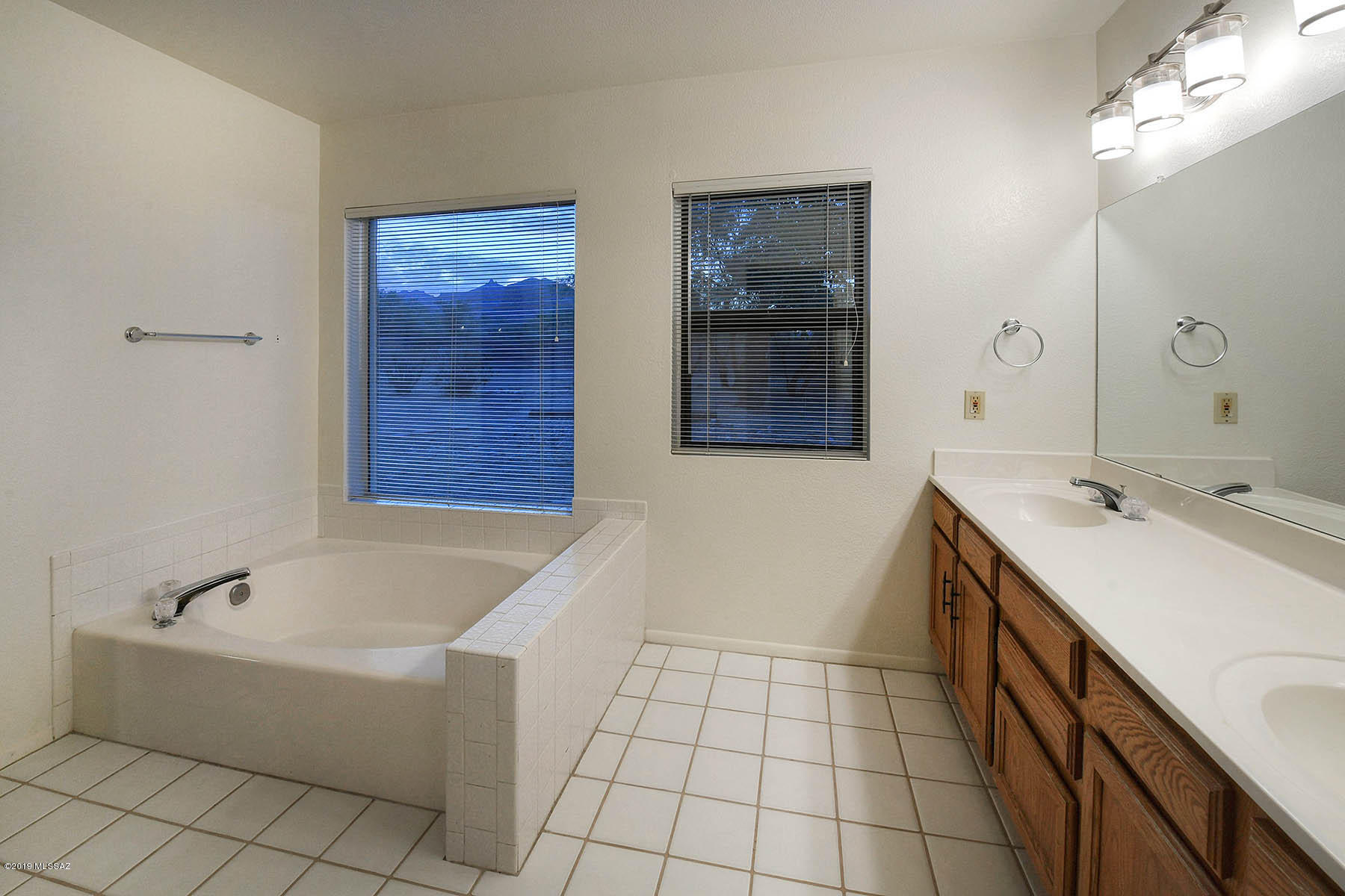 5710 N Avenida Silencioso