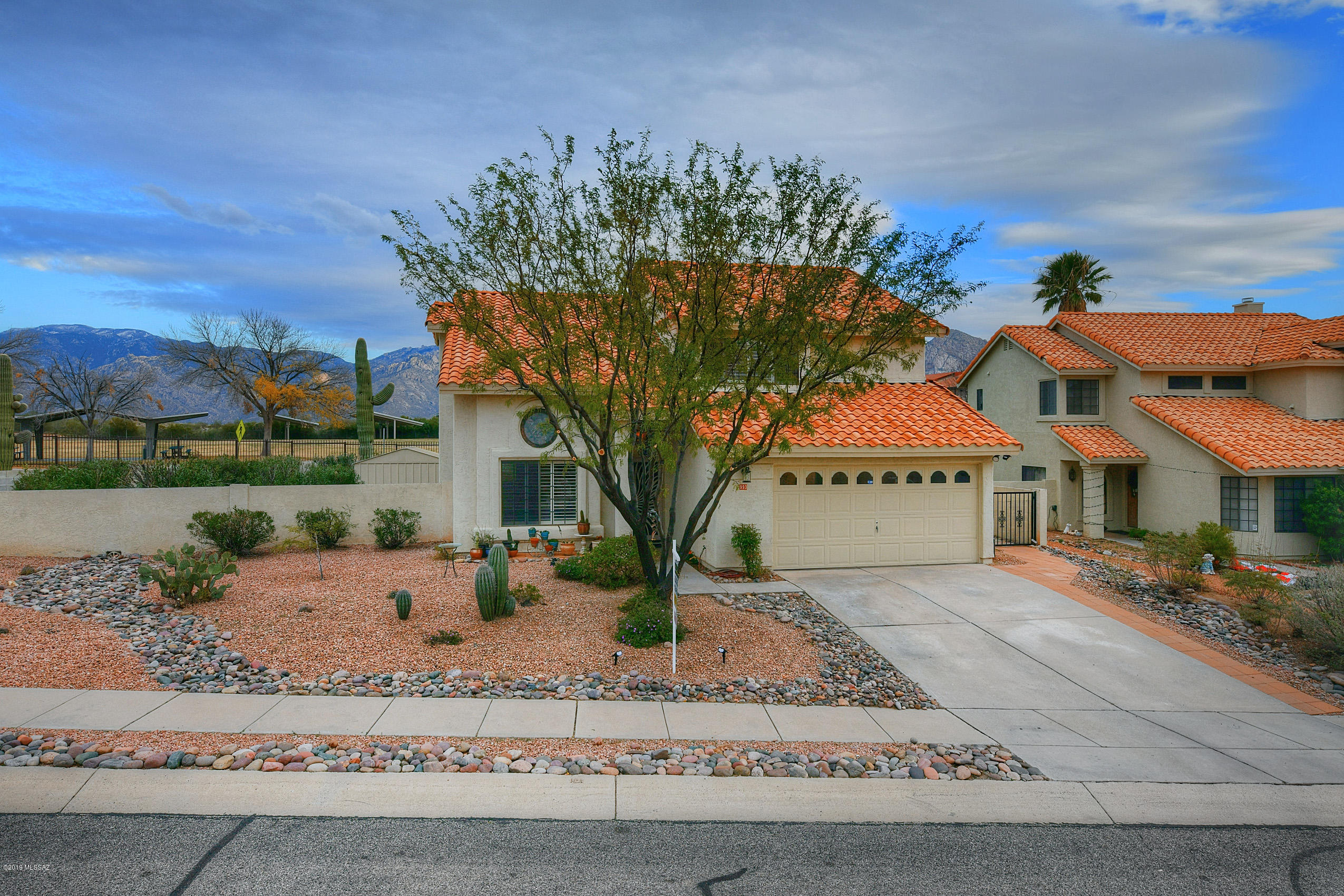 993 W Lost Dutchman Place