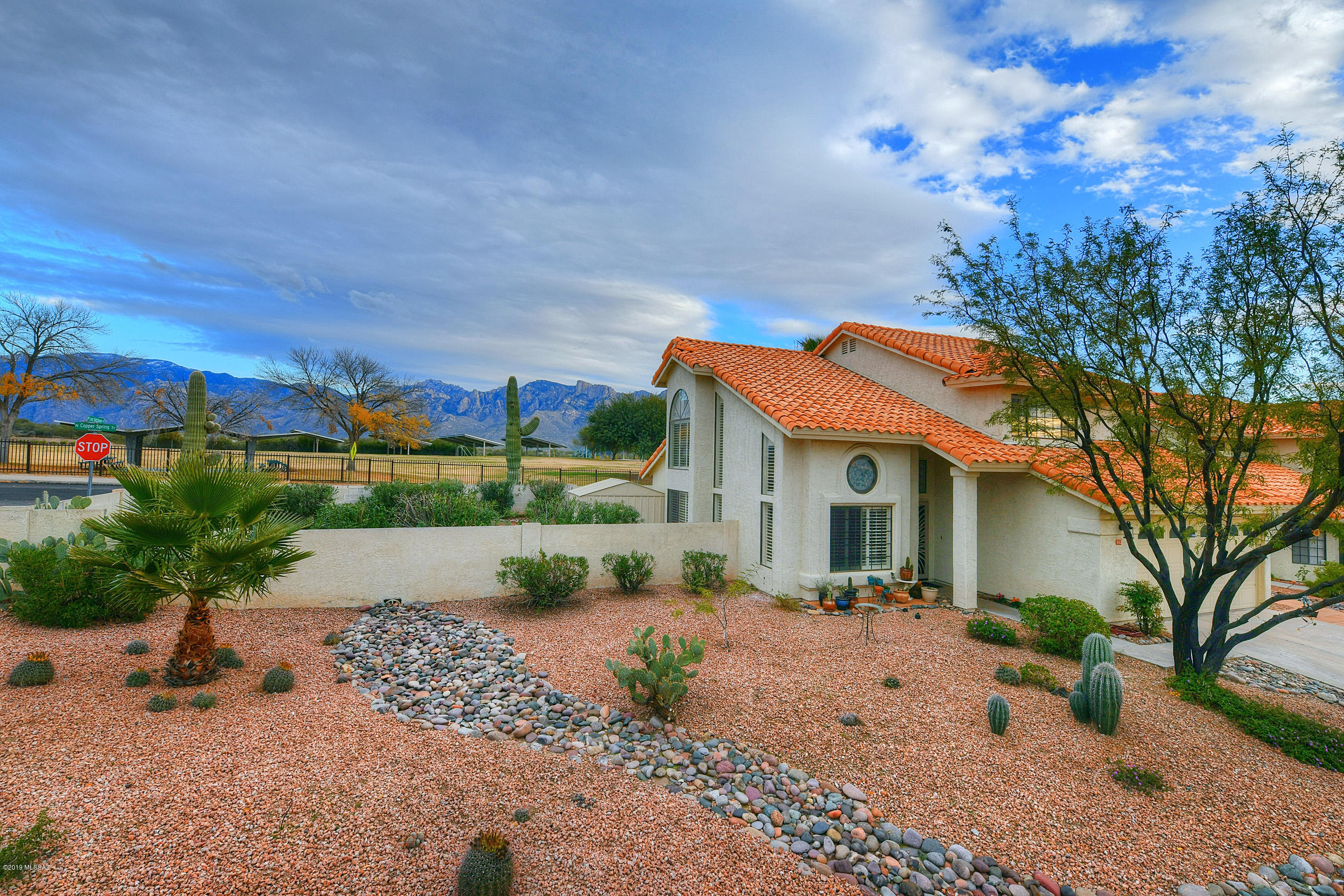 993 W Lost Dutchman Place