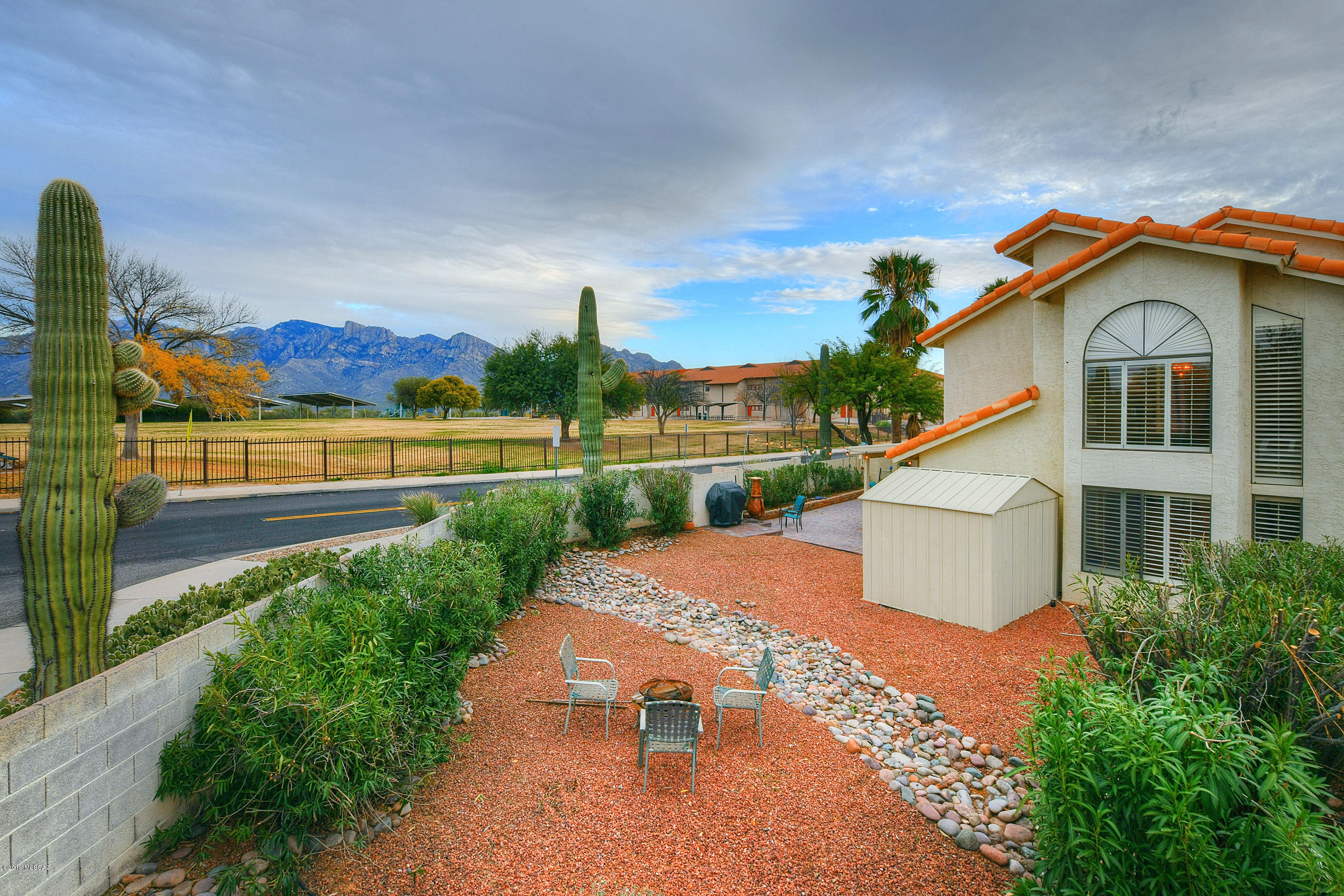 993 W Lost Dutchman Place