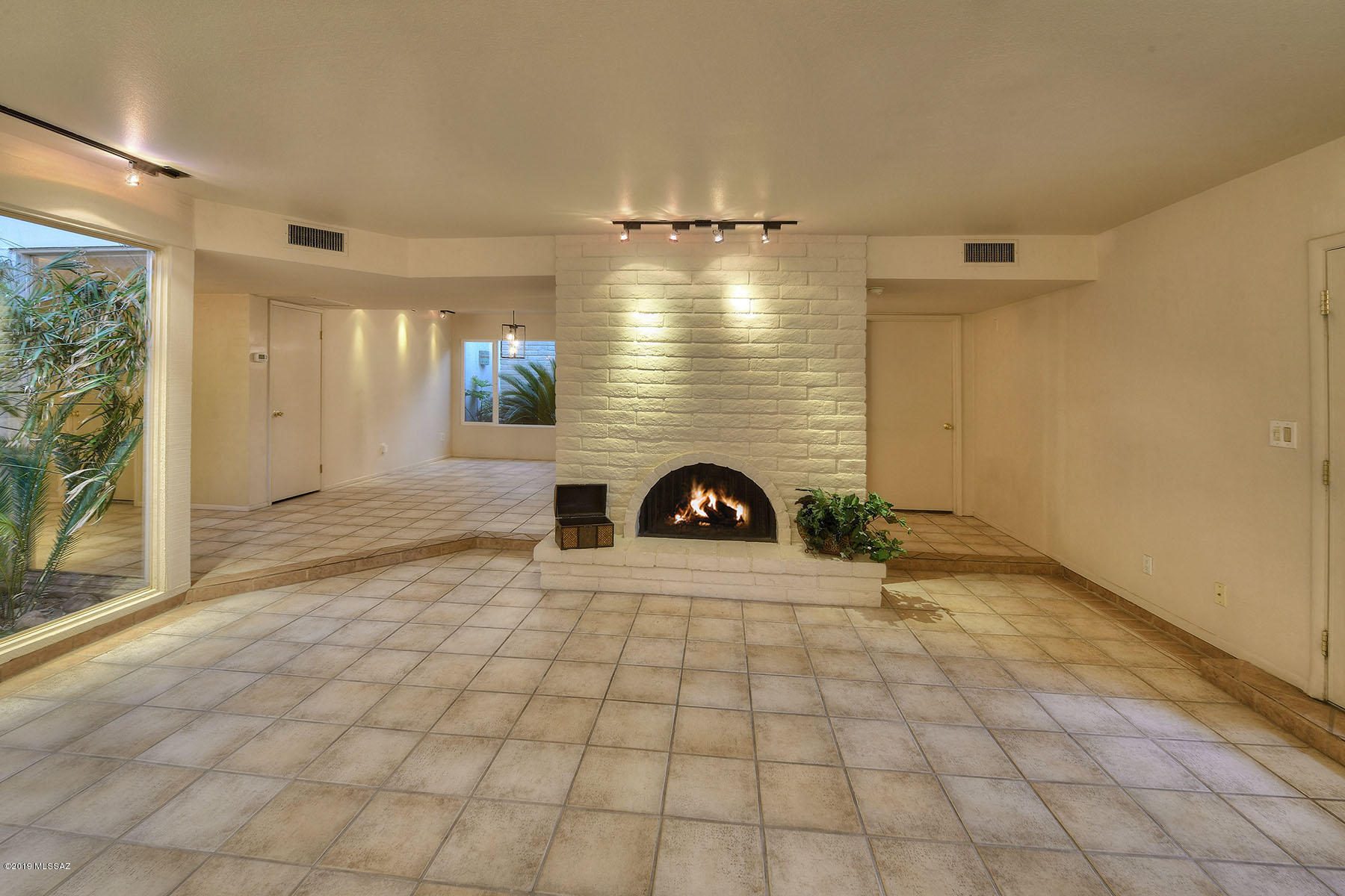 5617 N Camino De La Noche